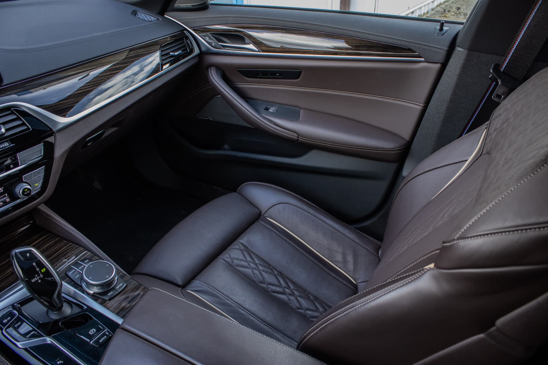 2021 BMW 540d, sivá sedan, 46 152 km