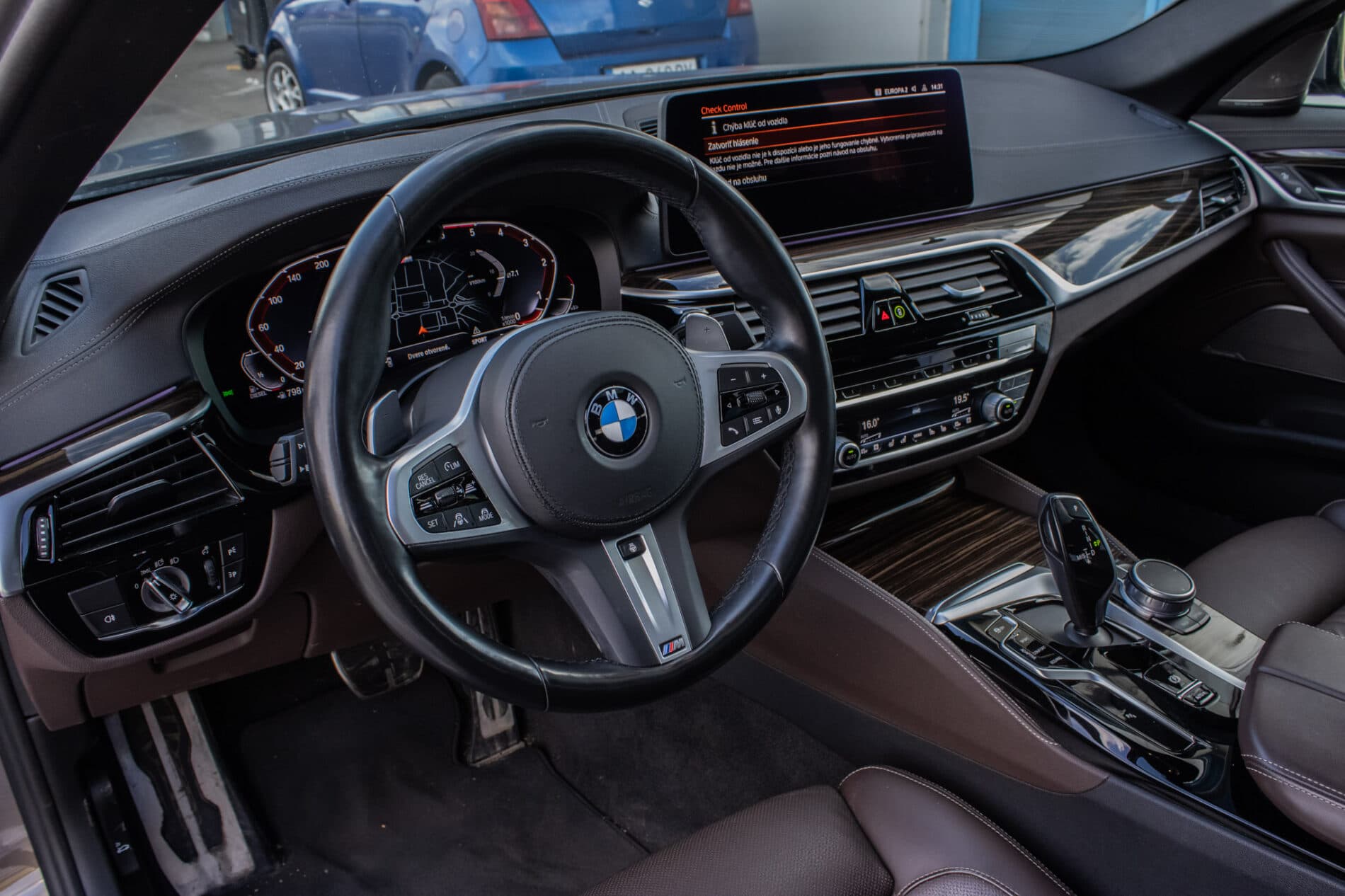 2021 BMW 540d, sivá sedan, 46 152 km