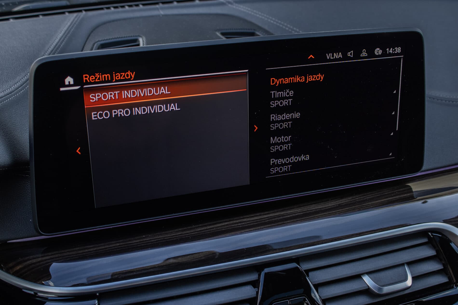2021 BMW 540d, sivá sedan, 46 152 km