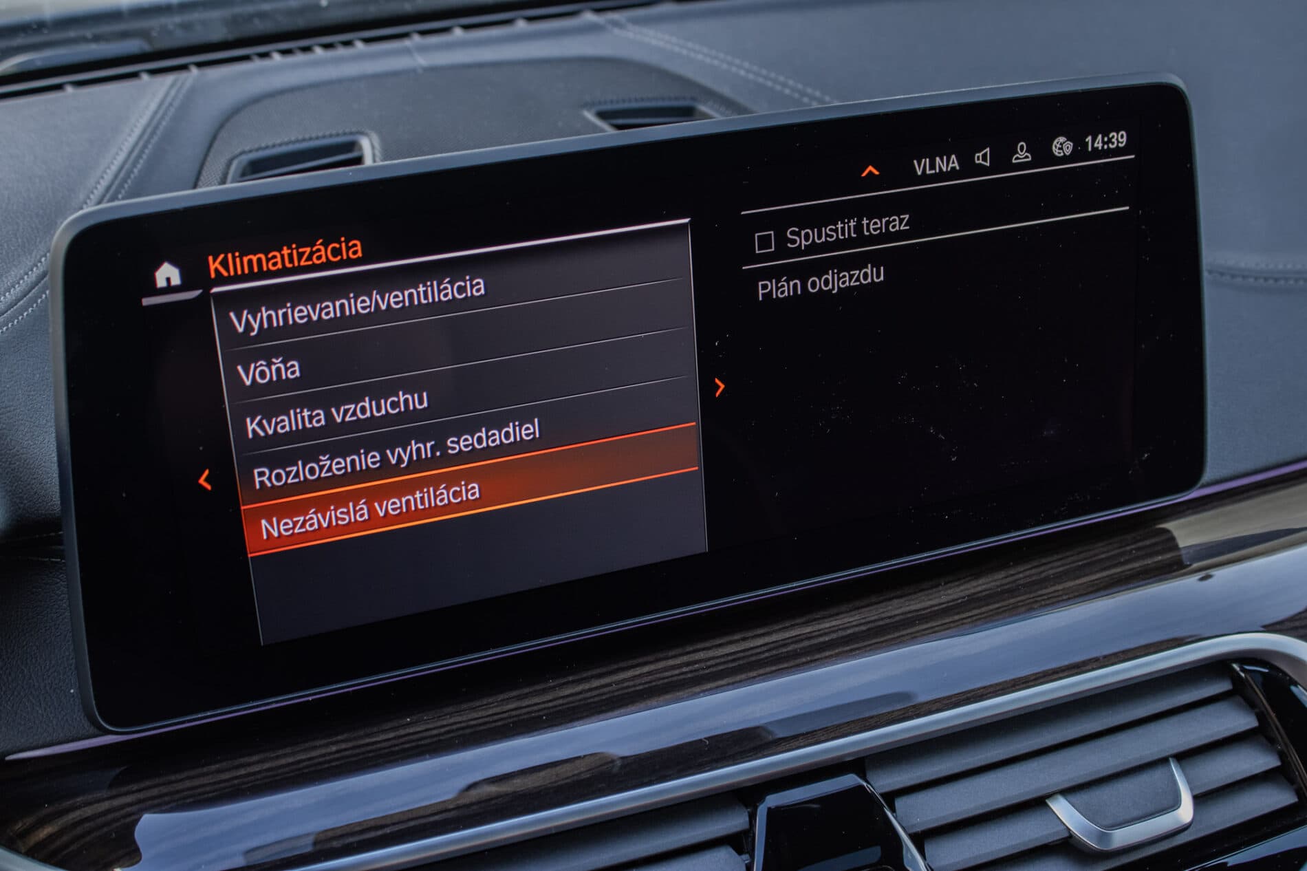2021 BMW 540d, sivá sedan, 46 152 km
