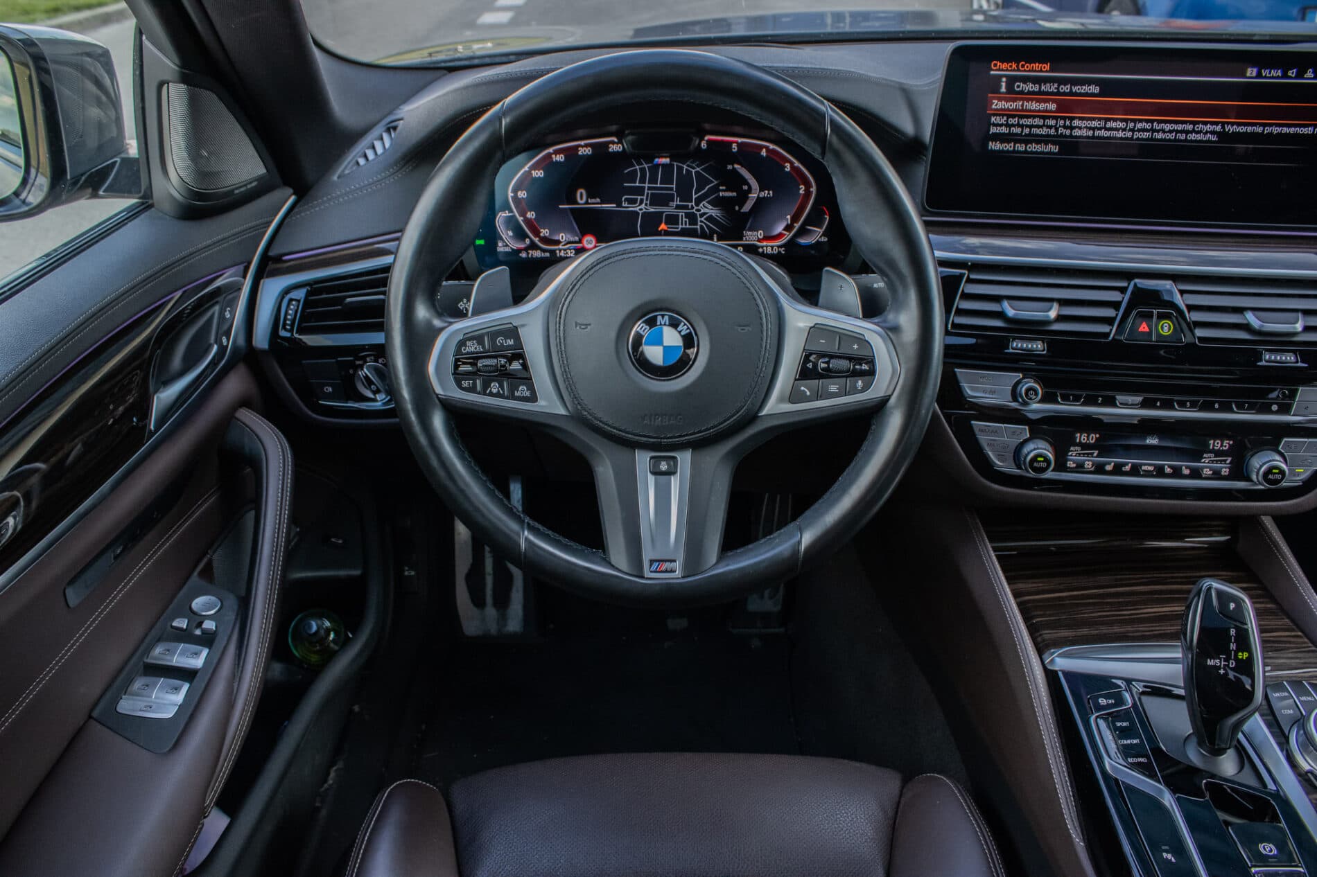 2021 BMW 540d, sivá sedan, 46 152 km