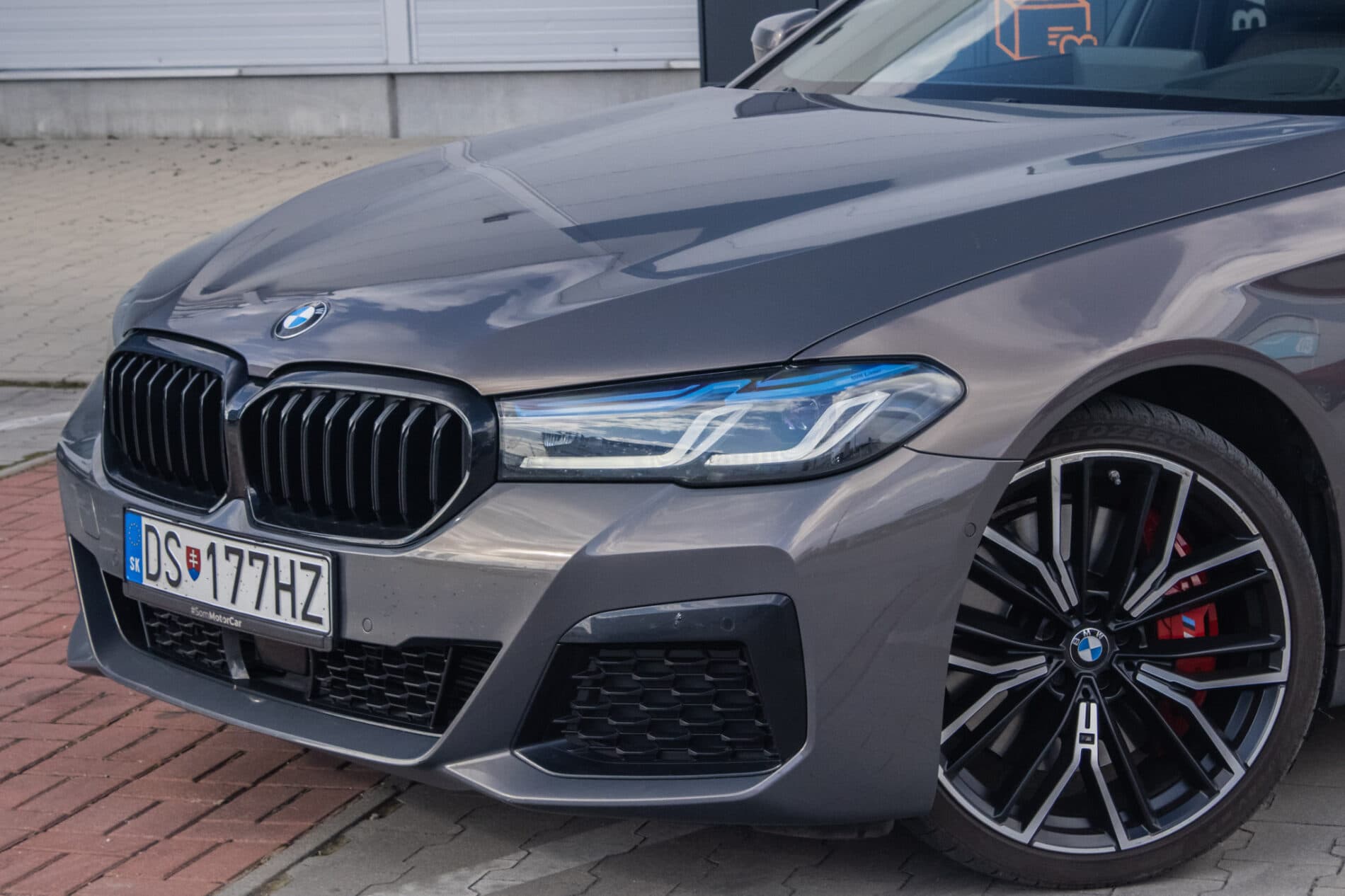 2021 BMW 540d, sivá sedan, 46 152 km