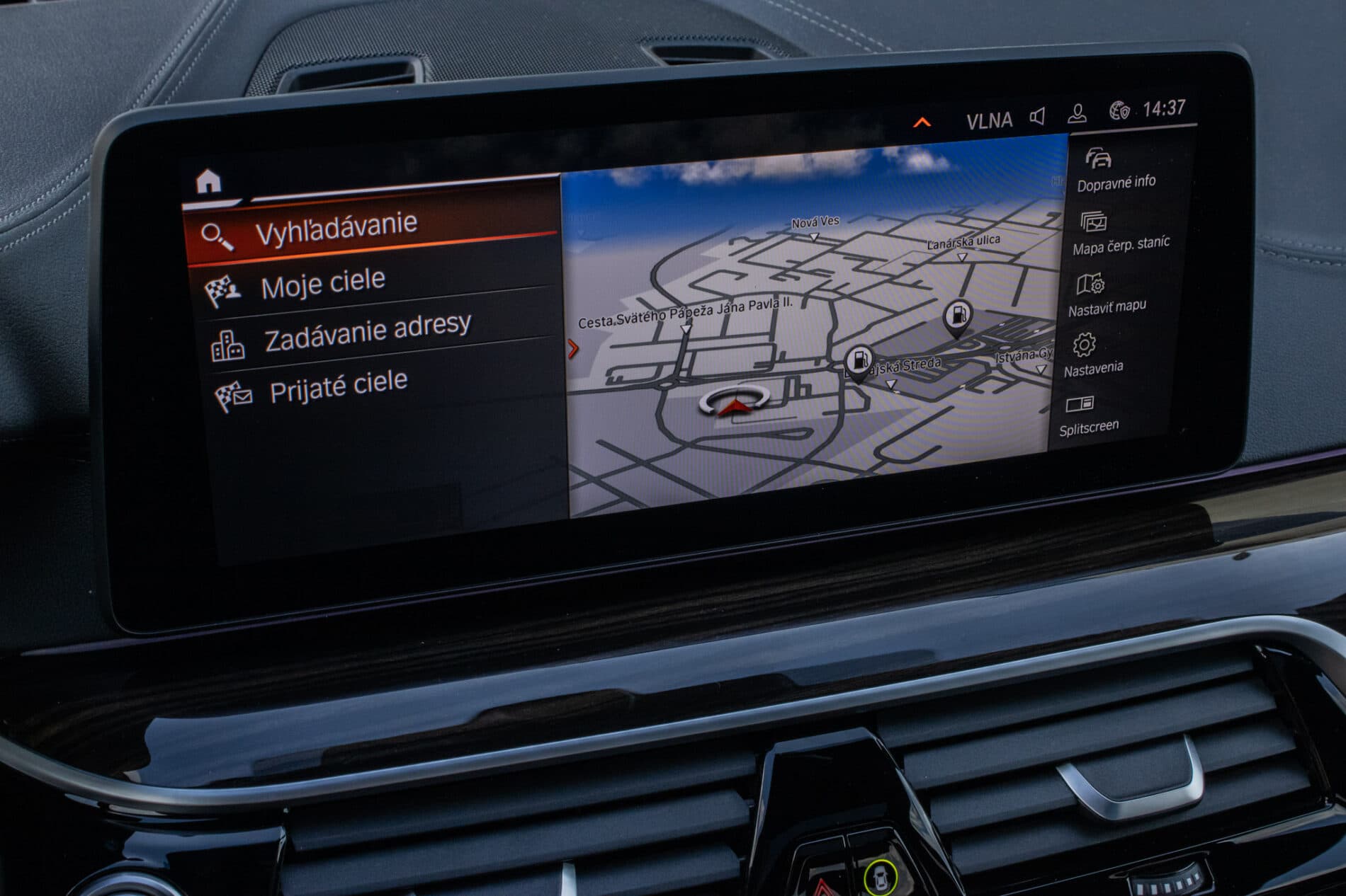 2021 BMW 540d, sivá sedan, 46 152 km