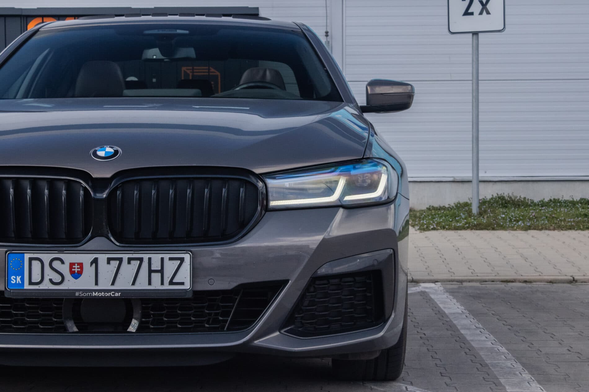 2021 BMW 540d, sivá sedan, 46 152 km