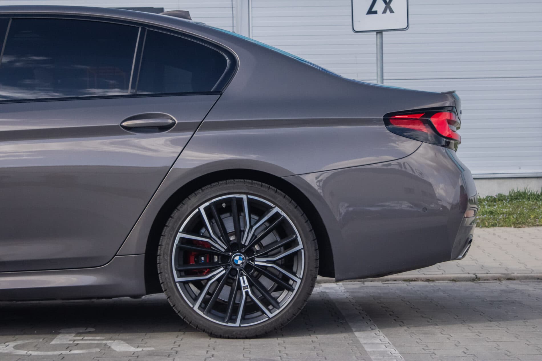 2021 BMW 540d, sivá sedan, 46 152 km
