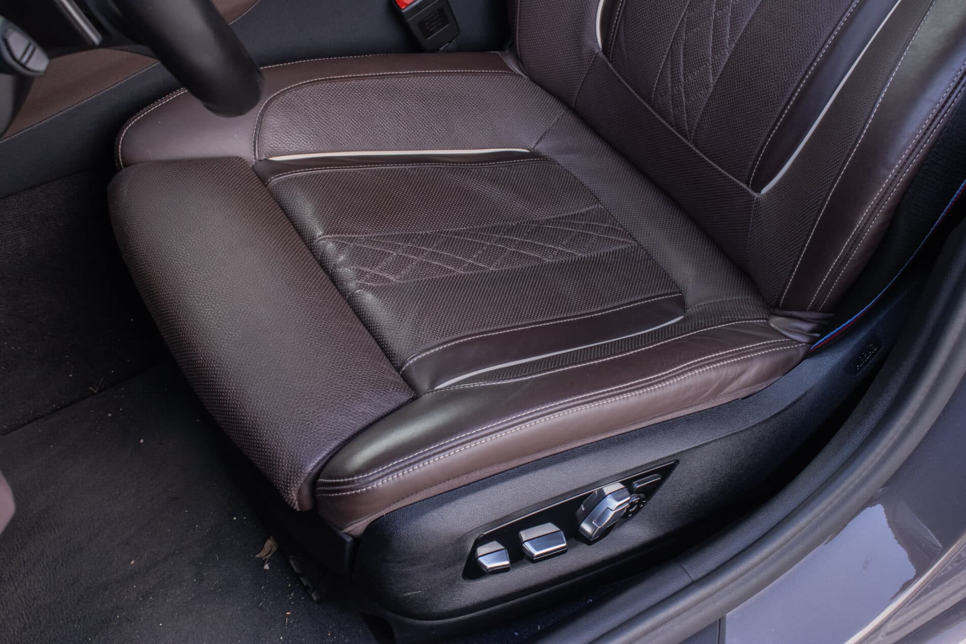 2021 BMW 540d, sivá sedan, 46 152 km
