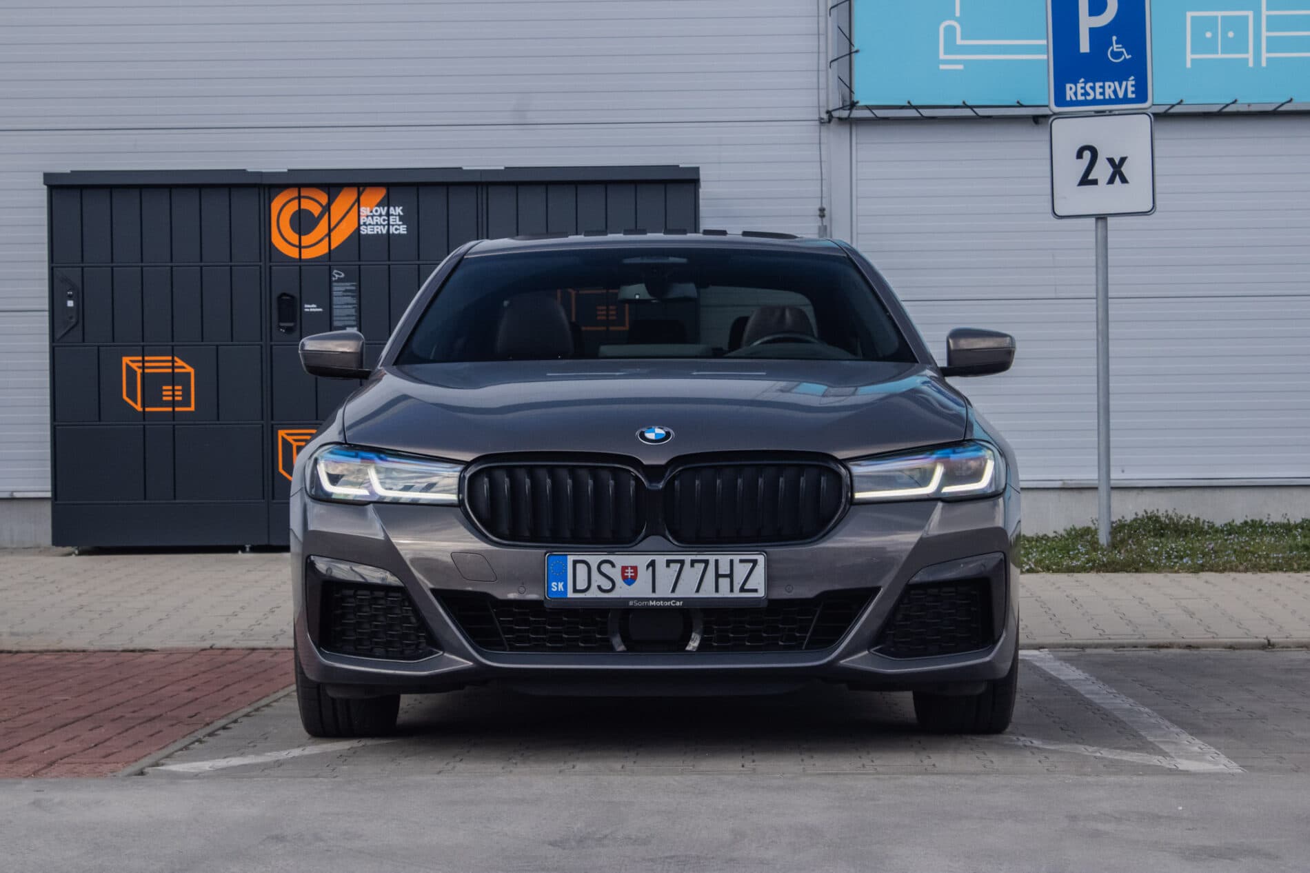 2021 BMW 540d, sivá sedan, 46 152 km