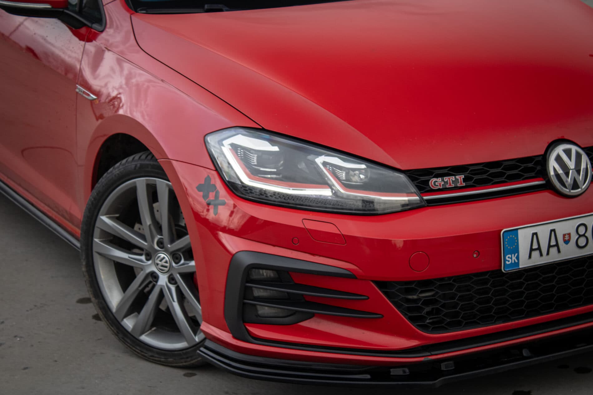 2018 Volkswagen Golf GTI, červená hatchback, 160 435 km