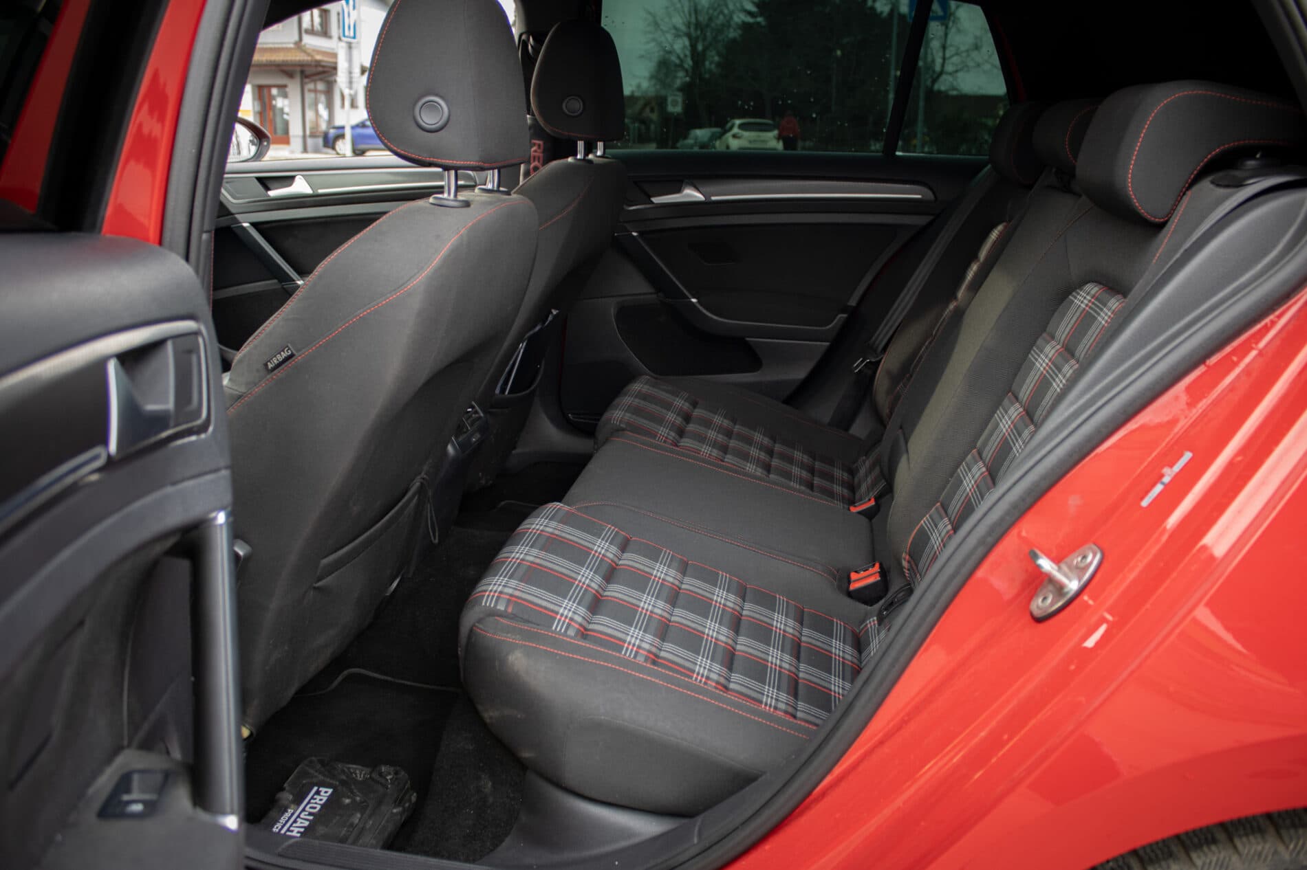 2018 Volkswagen Golf GTI, červená hatchback, 160 435 km