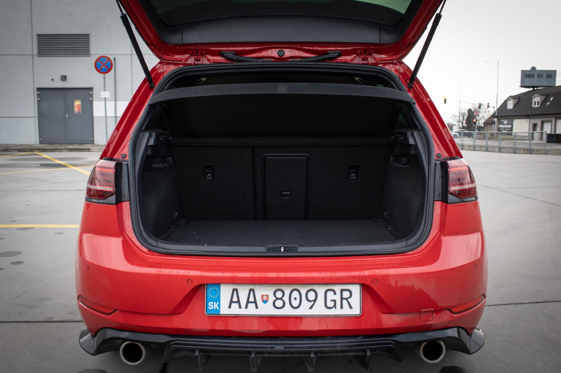 2018 Volkswagen Golf GTI, červená hatchback, 160 435 km