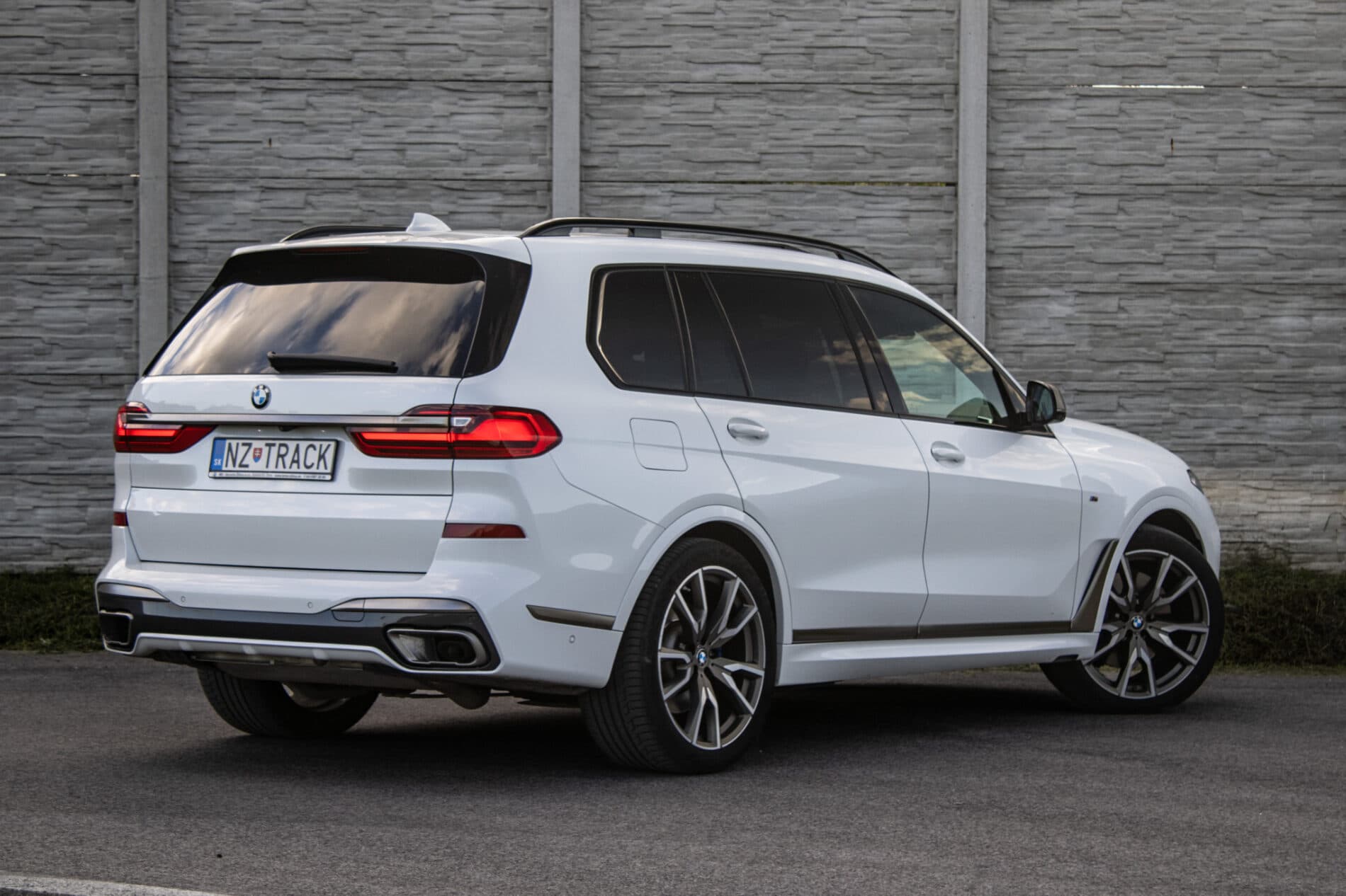 2020 BMW X7 M50d, biela suv, 129 000 km