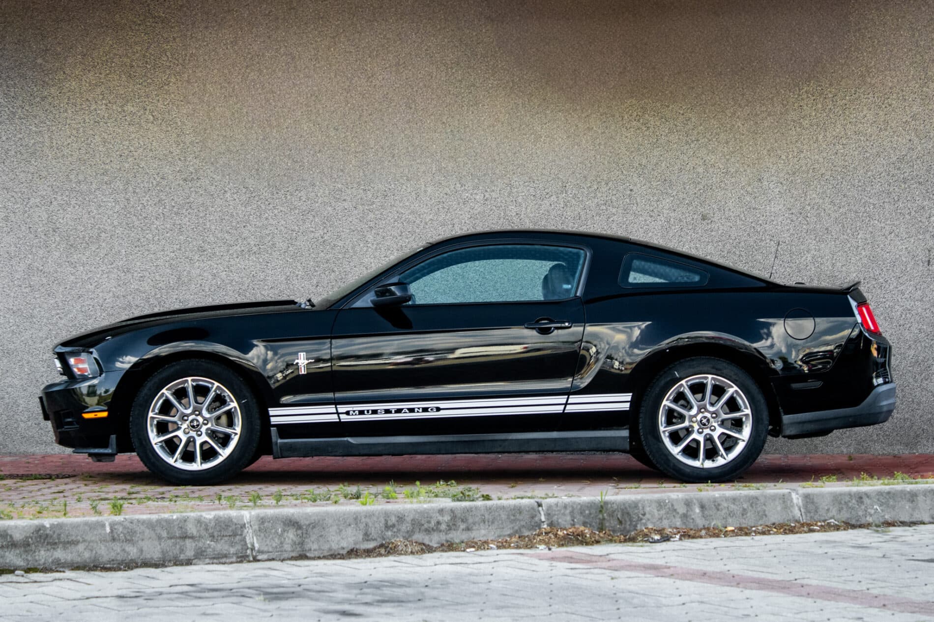 2010 Ford Mustang, čierna kupé, 193 470 km