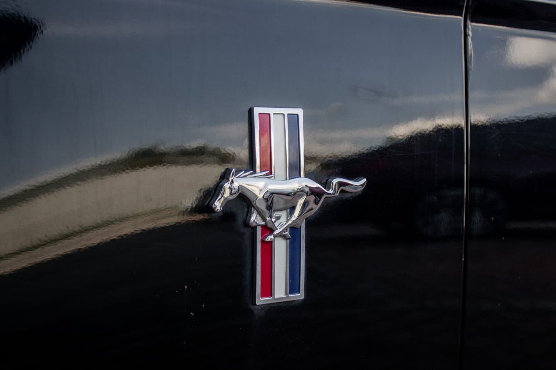 2010 Ford Mustang, čierna kupé, 193 470 km