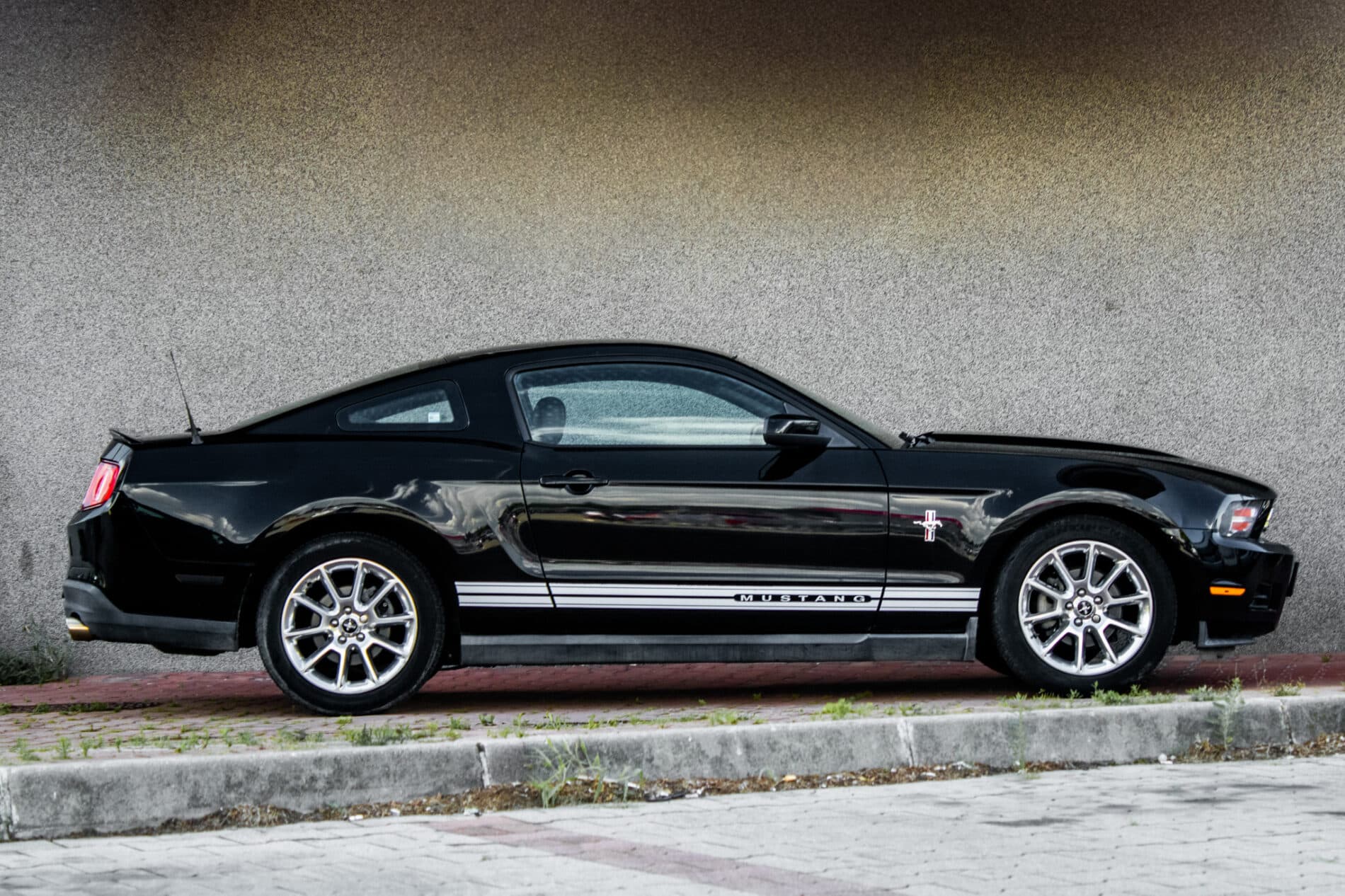 2010 Ford Mustang, čierna kupé, 193 470 km
