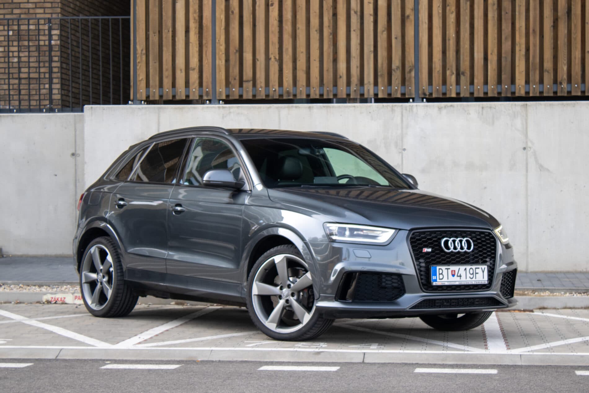 2014 AUDI RSQ3, sivá suv, 209 610 km