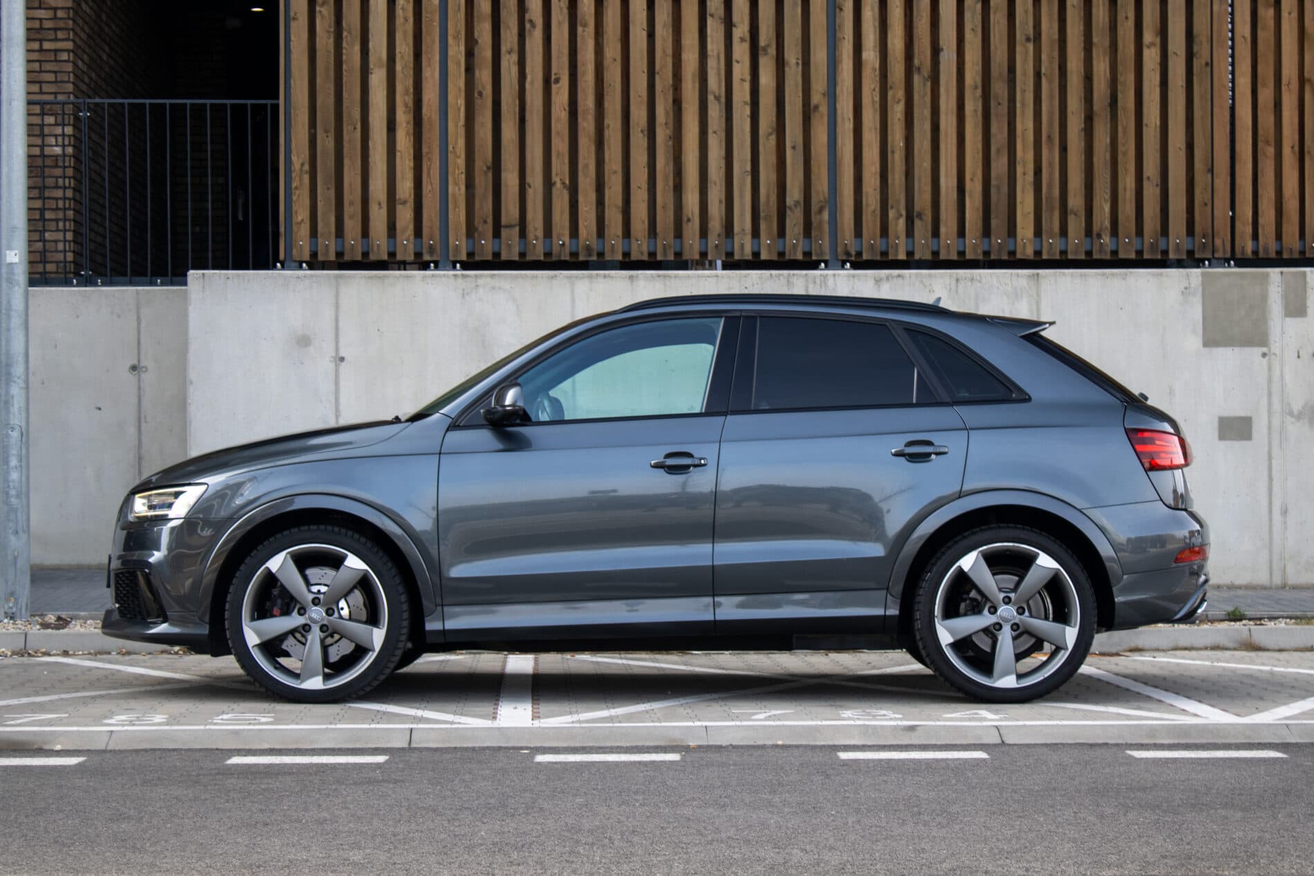 2014 AUDI RSQ3, sivá suv, 209 610 km