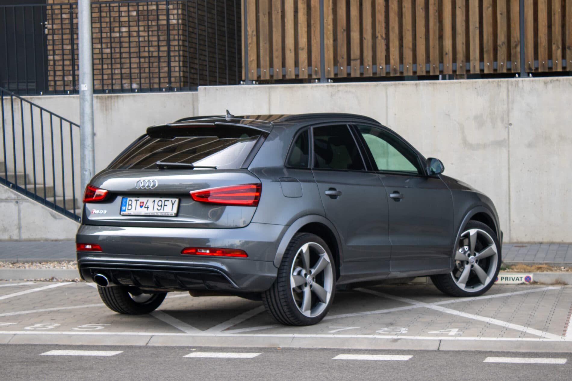 2014 AUDI RSQ3, sivá suv, 209 610 km