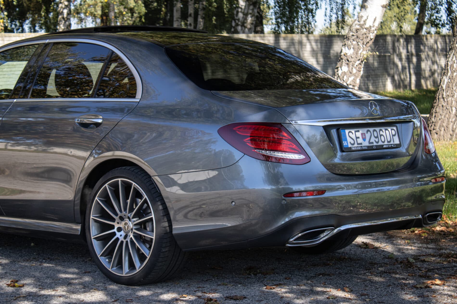2020 Mercedes-Benz E 400d, sivá sedan, 93 682 km