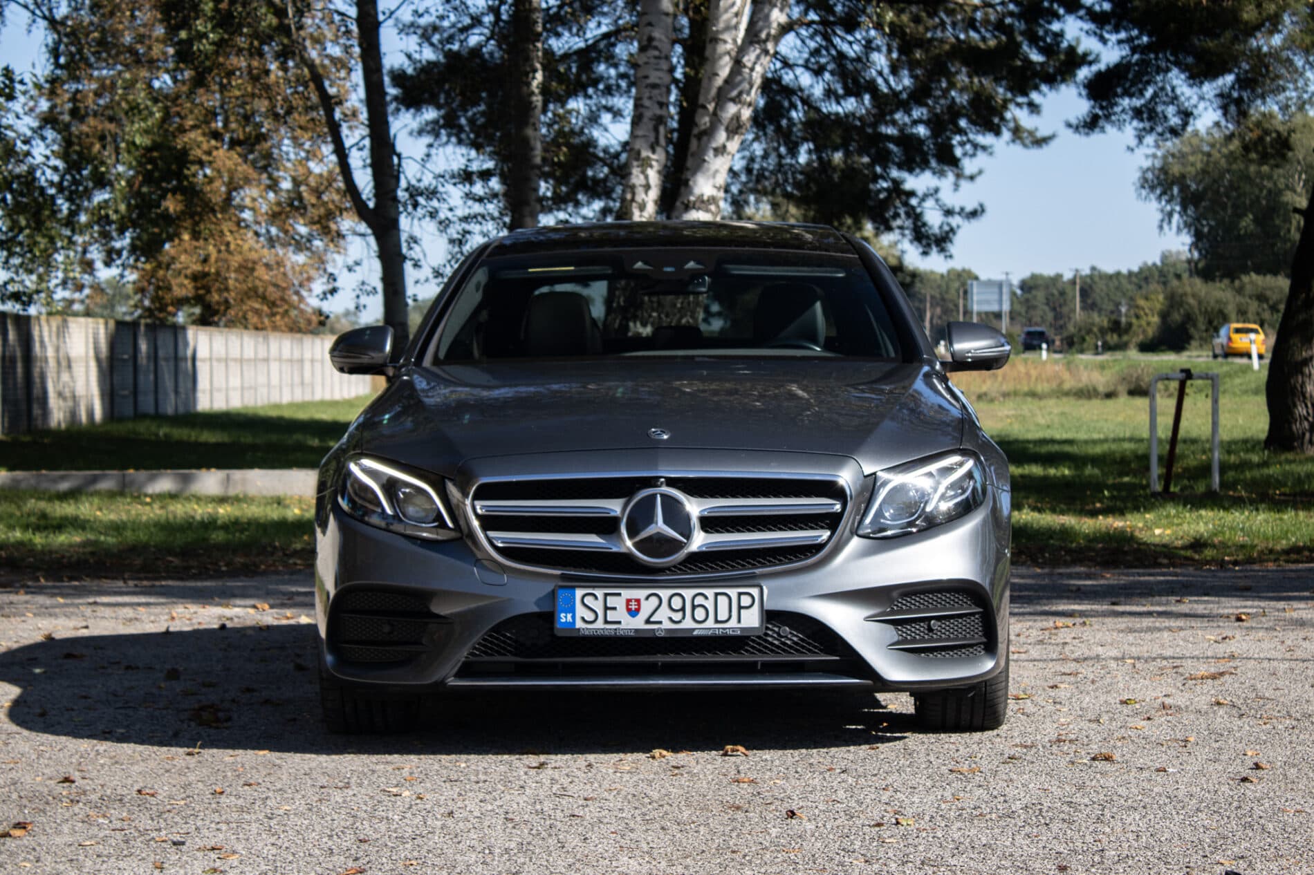 2020 Mercedes-Benz E 400d, sivá sedan, 93 682 km