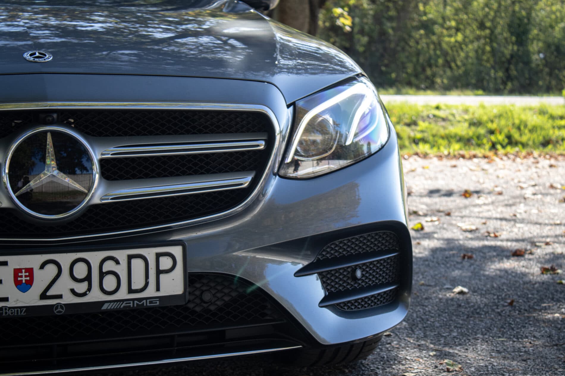 2020 Mercedes-Benz E 400d, sivá sedan, 93 682 km
