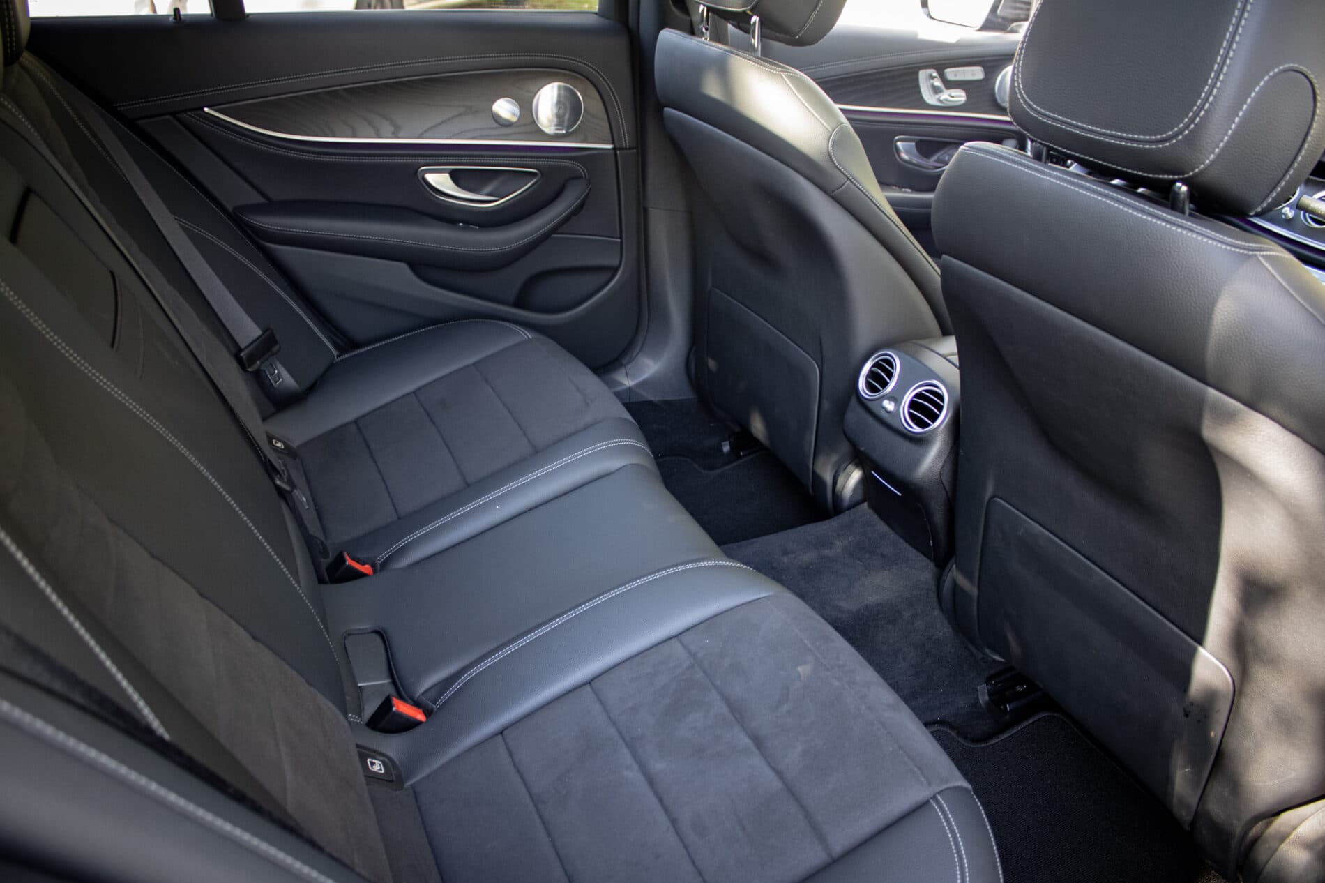 2020 Mercedes-Benz E 400d, sivá sedan, 93 682 km