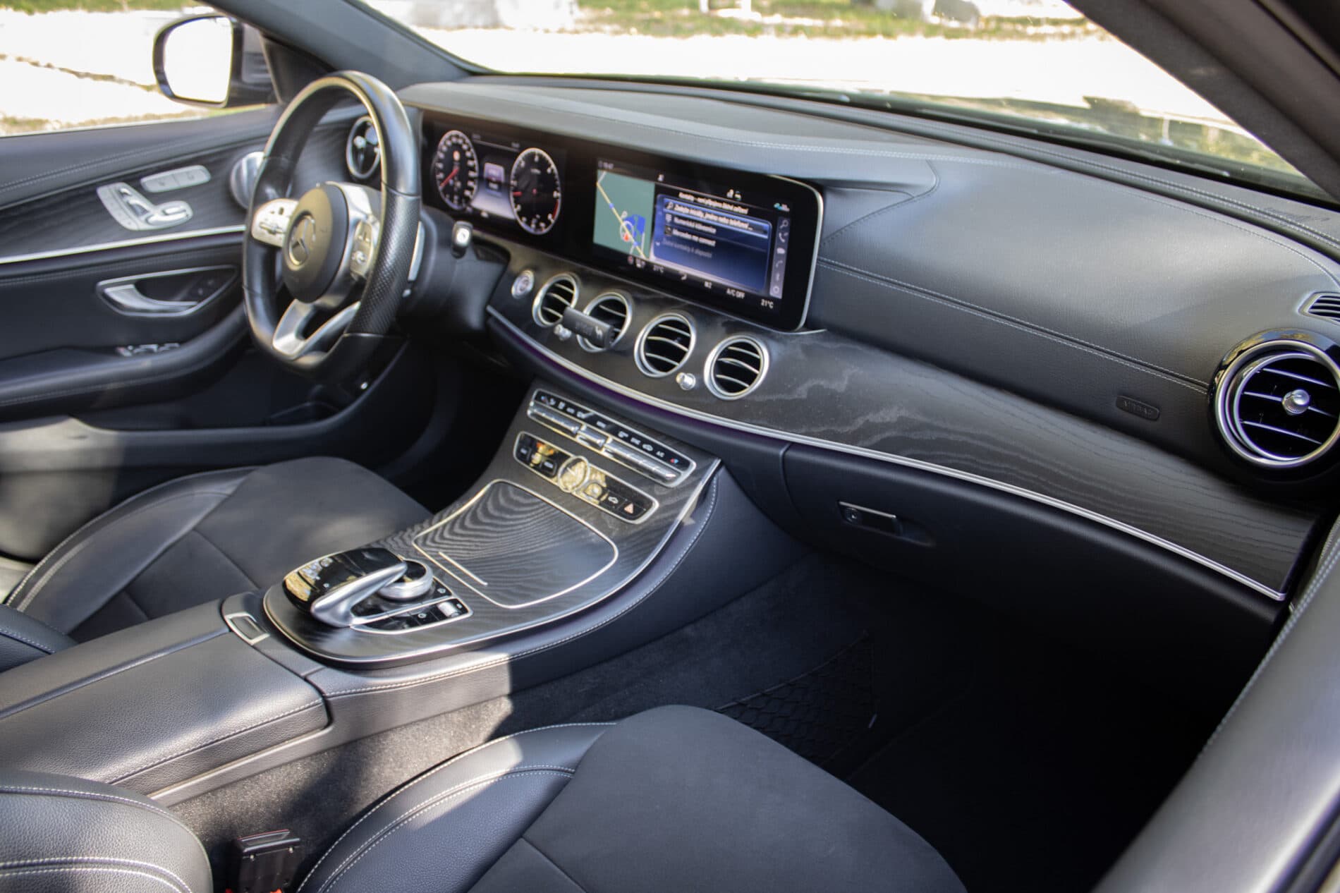 2020 Mercedes-Benz E 400d, sivá sedan, 93 682 km