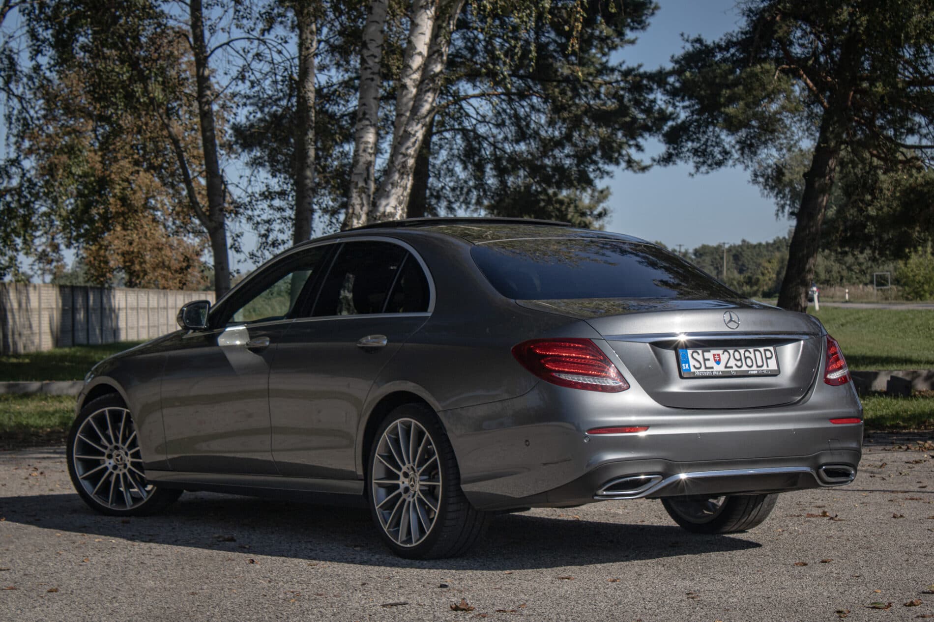 2020 Mercedes-Benz E 400d, sivá sedan, 93 682 km