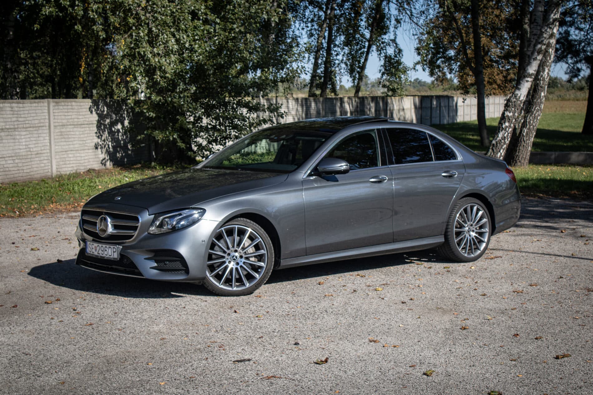 2020 Mercedes-Benz E 400d, sivá sedan, 93 682 km