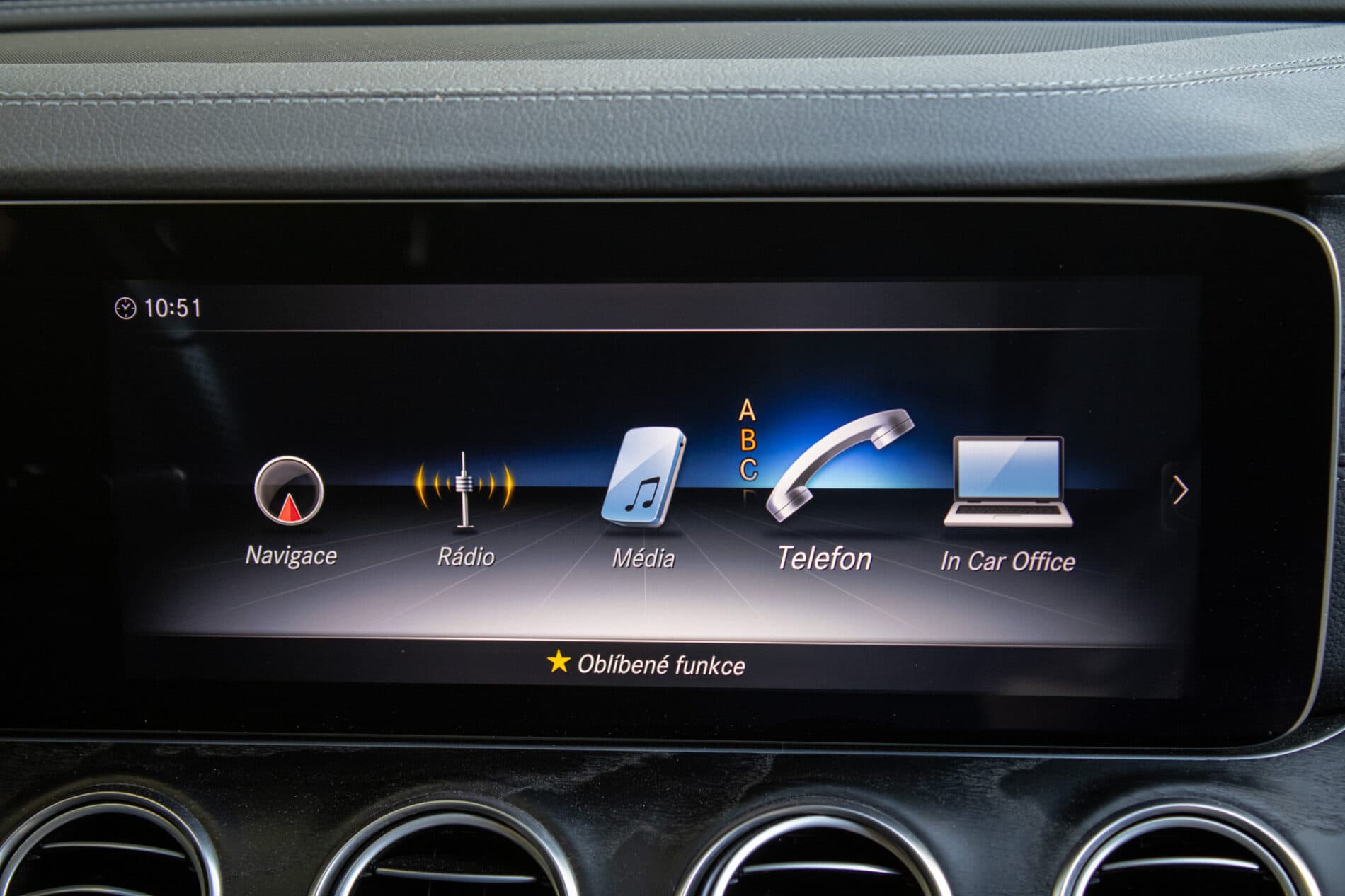 2020 Mercedes-Benz E 400d, sivá sedan, 93 682 km