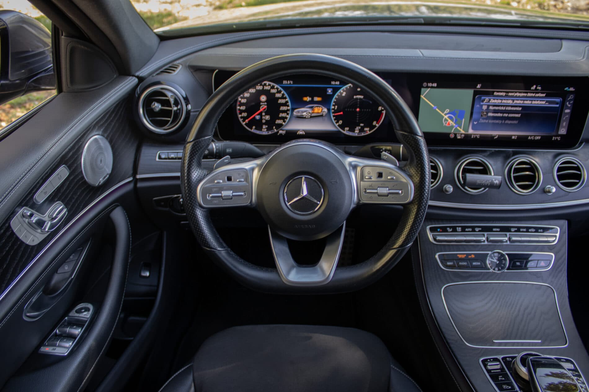 2020 Mercedes-Benz E 400d, sivá sedan, 93 682 km