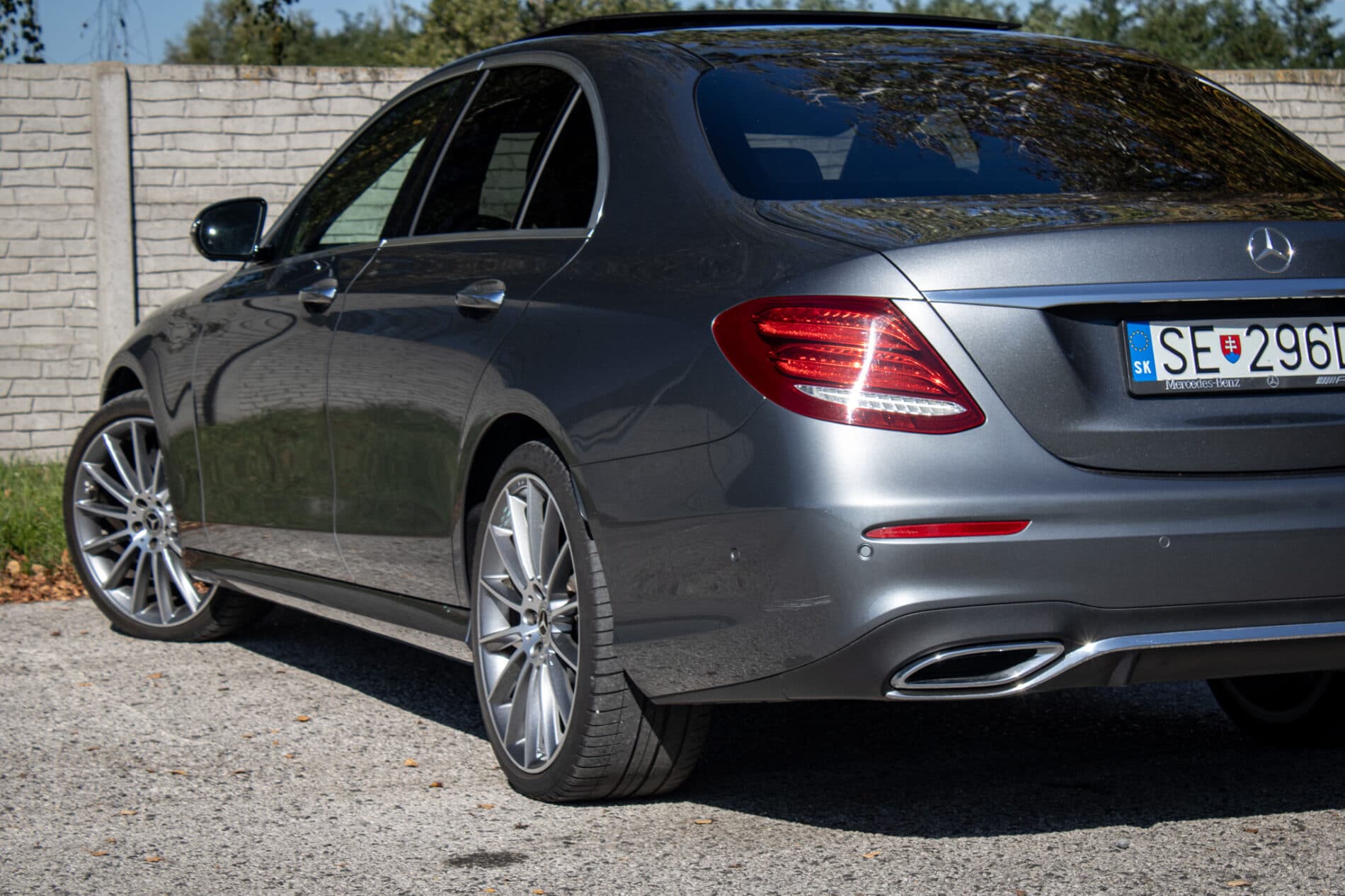 2020 Mercedes-Benz E 400d, sivá sedan, 93 682 km