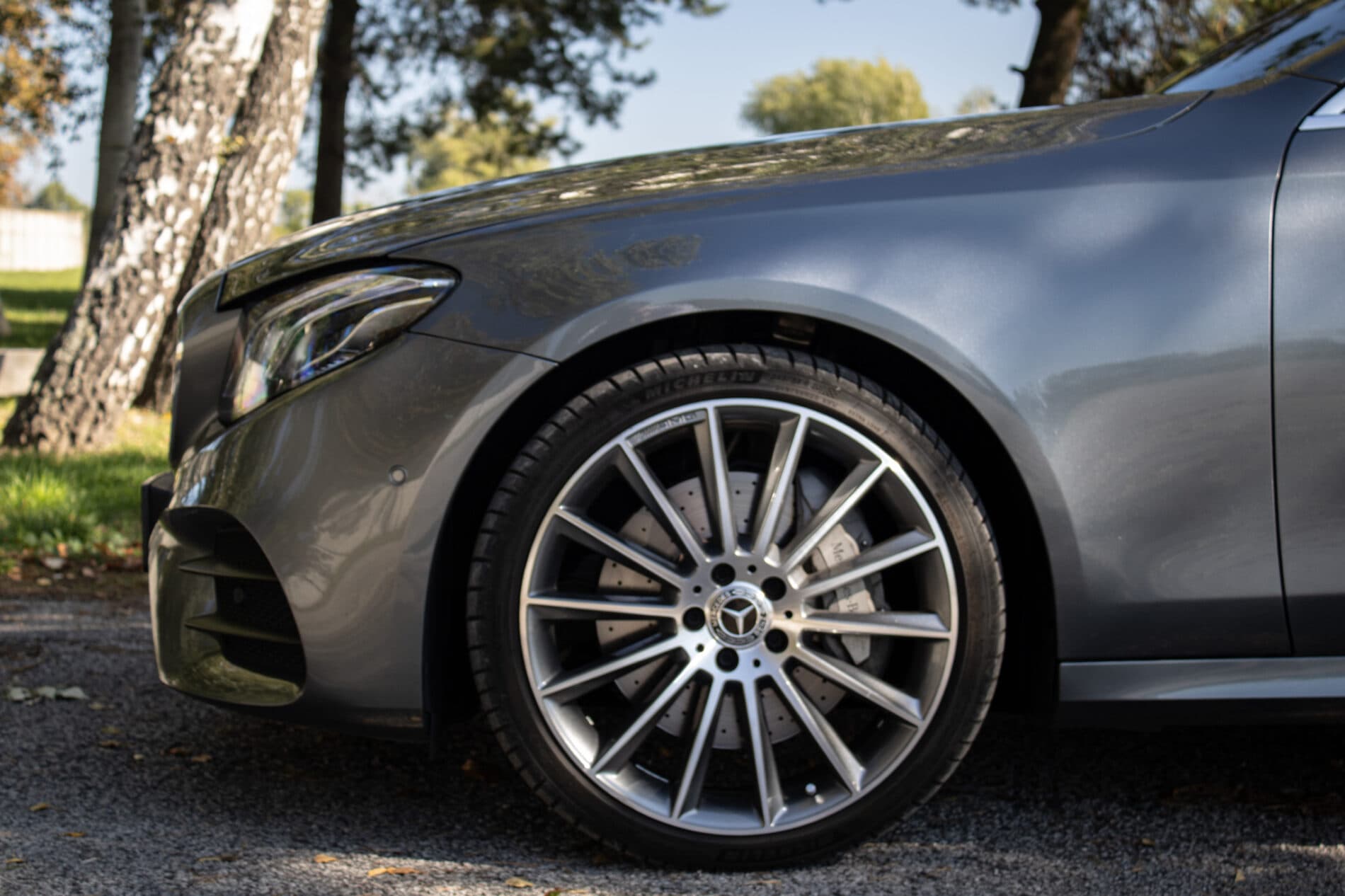 2020 Mercedes-Benz E 400d, sivá sedan, 93 682 km