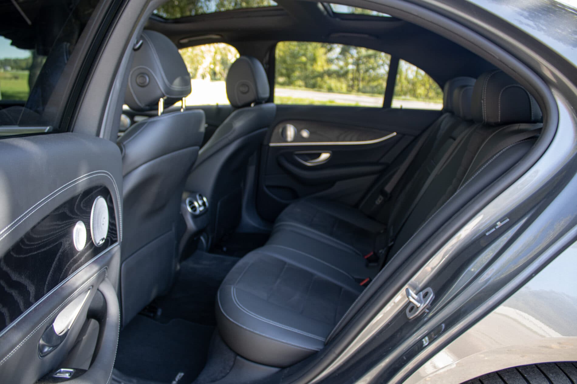 2020 Mercedes-Benz E 400d, sivá sedan, 93 682 km
