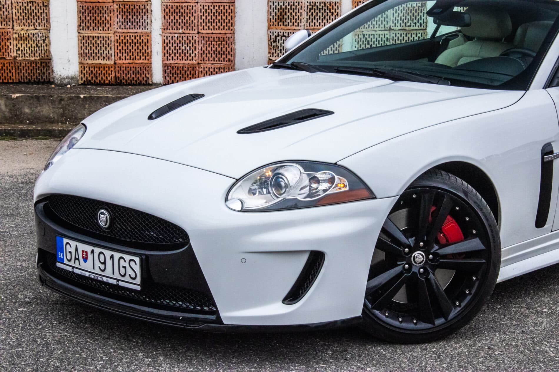 2010 Jaguar XKR, biela kupé, 126 966 km
