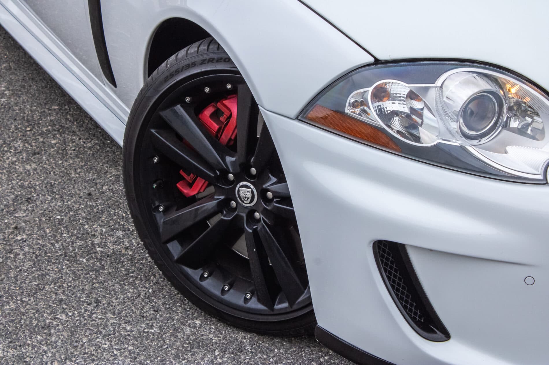 2010 Jaguar XKR, biela kupé, 126 966 km