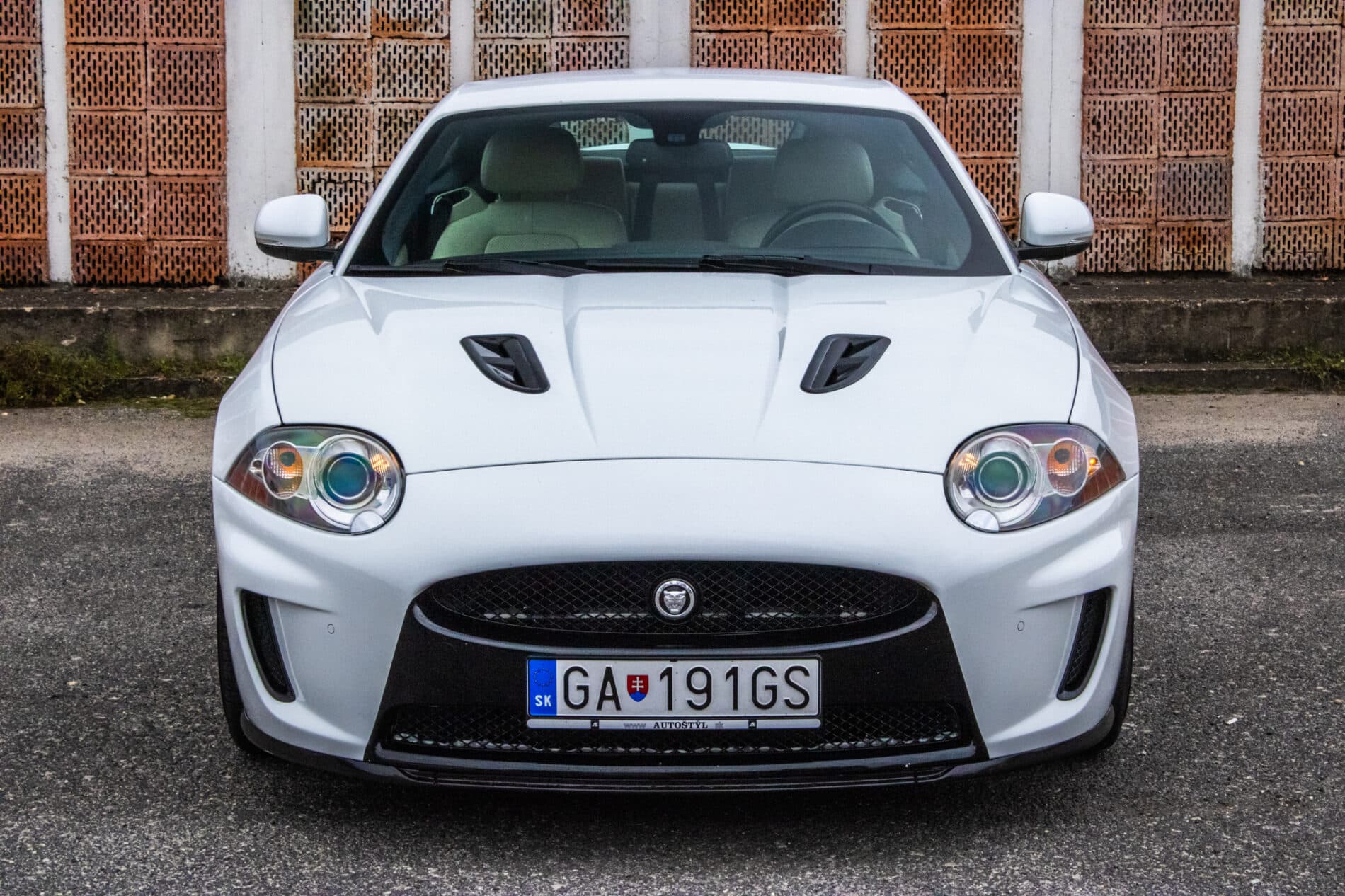 2010 Jaguar XKR, biela kupé, 126 966 km