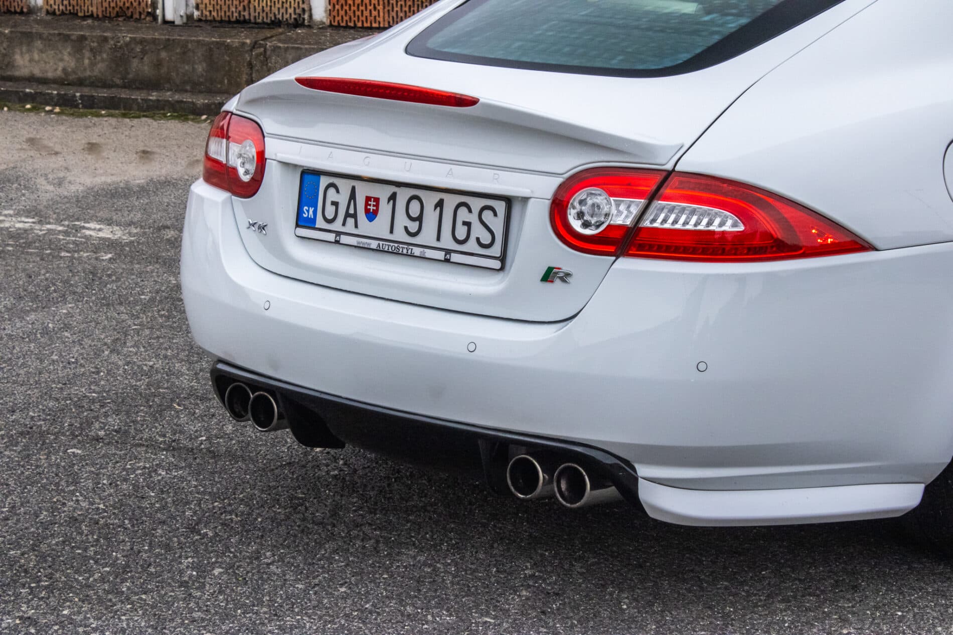 2010 Jaguar XKR, biela kupé, 126 966 km