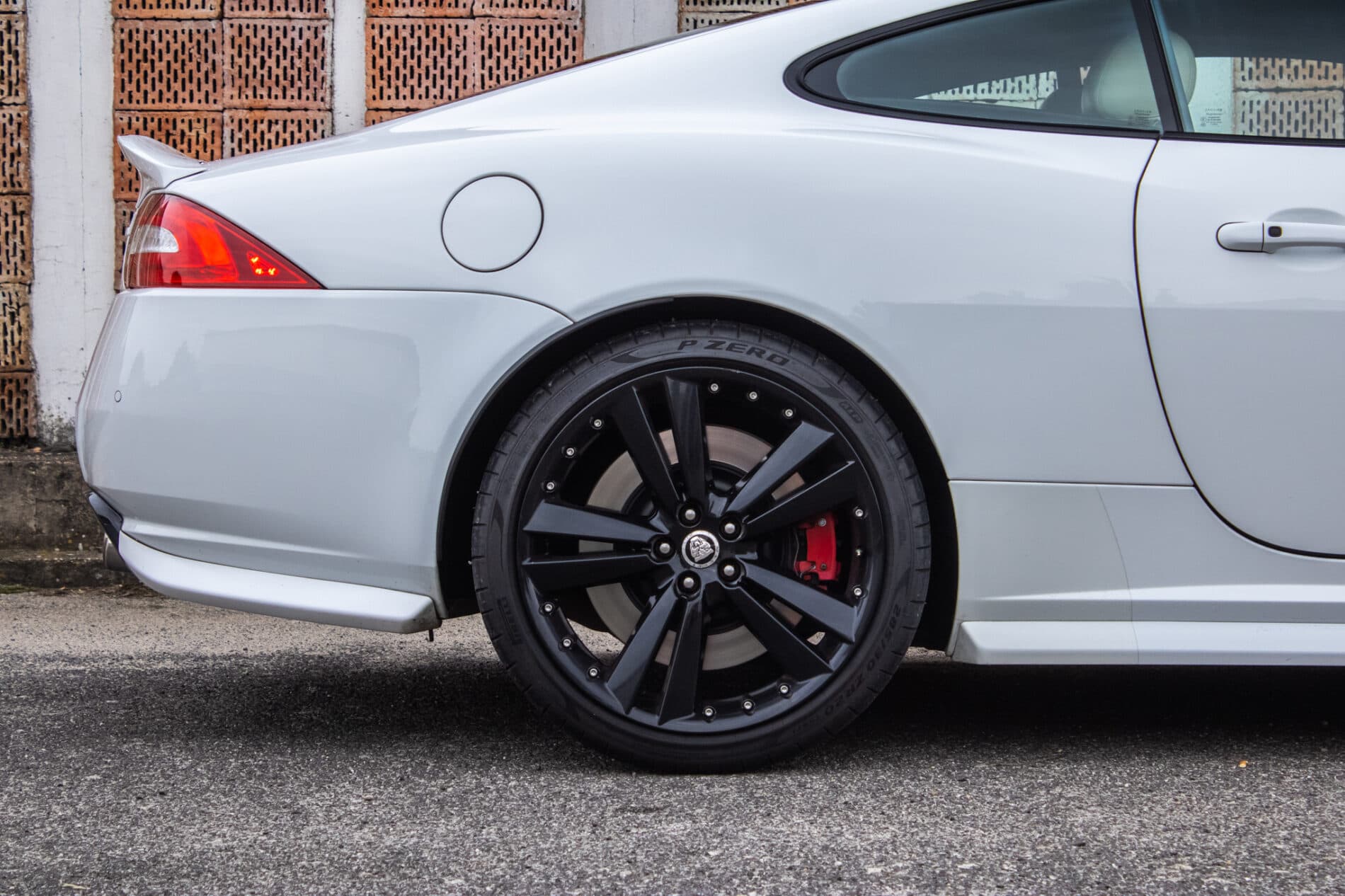 2010 Jaguar XKR, biela kupé, 126 966 km