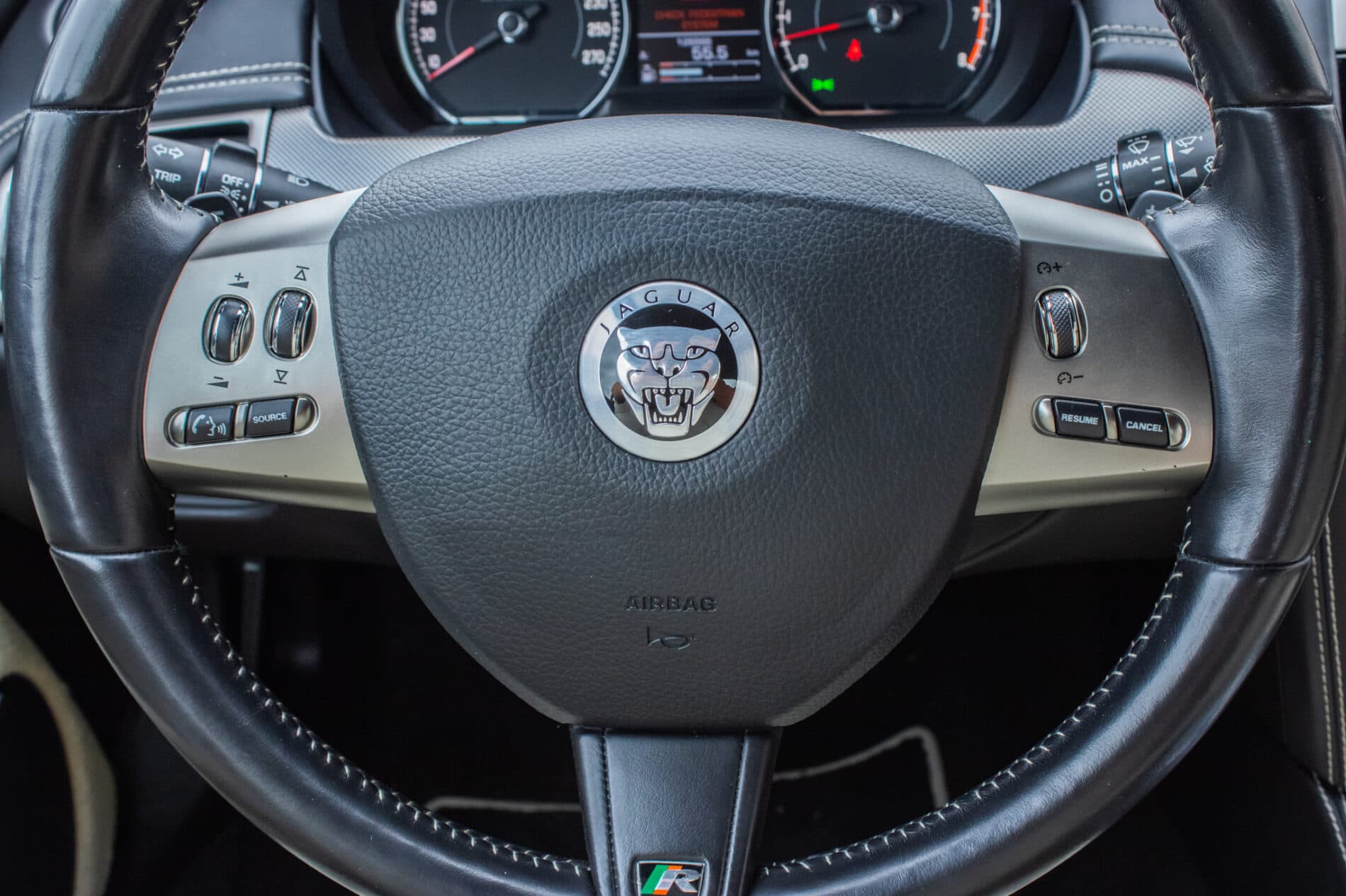 2010 Jaguar XKR, biela kupé, 126 966 km