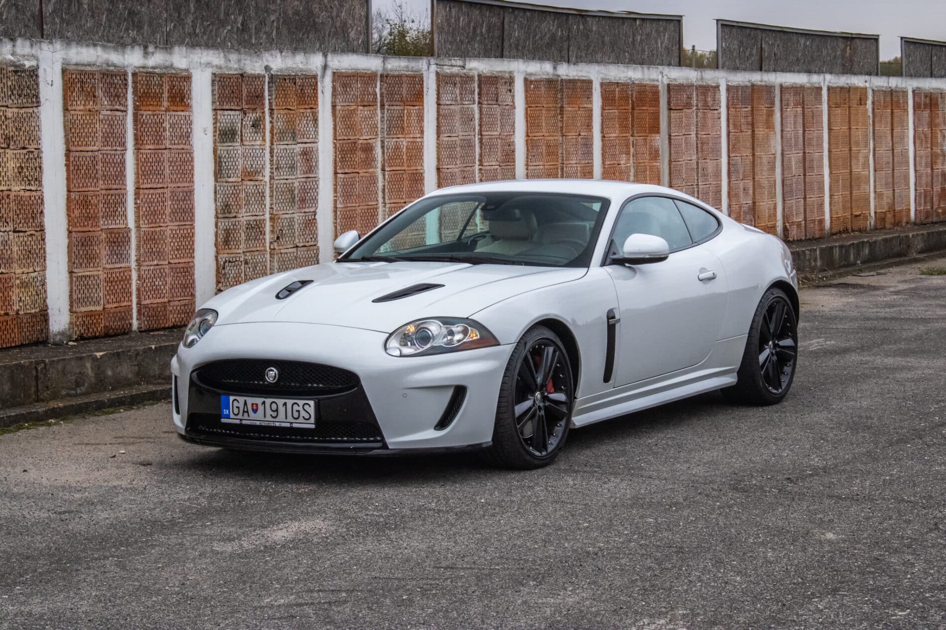 2010 Jaguar XKR, biela kupé, 126 966 km