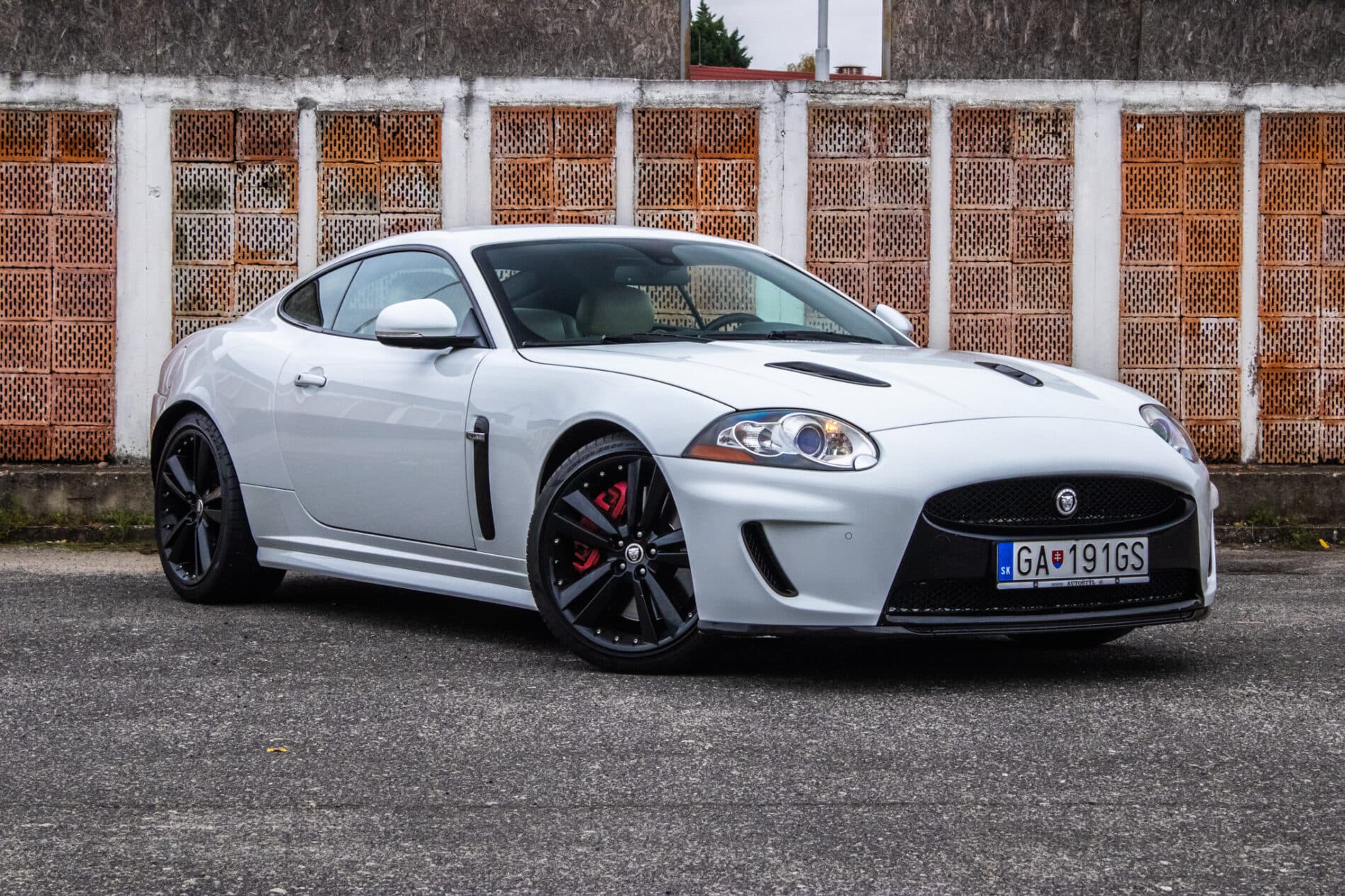 2010 Jaguar XKR, biela kupé, 126 966 km