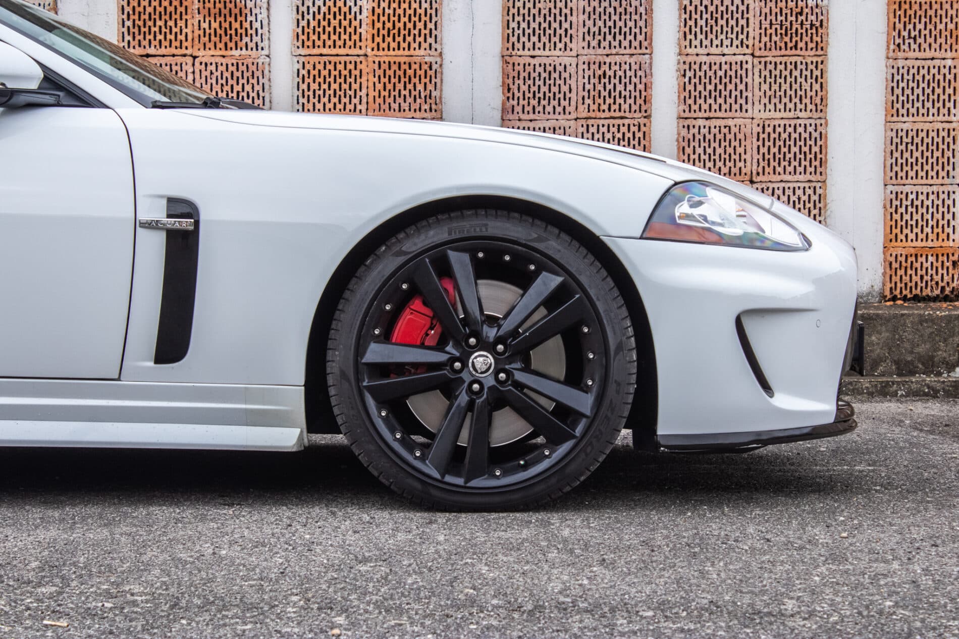 2010 Jaguar XKR, biela kupé, 126 966 km