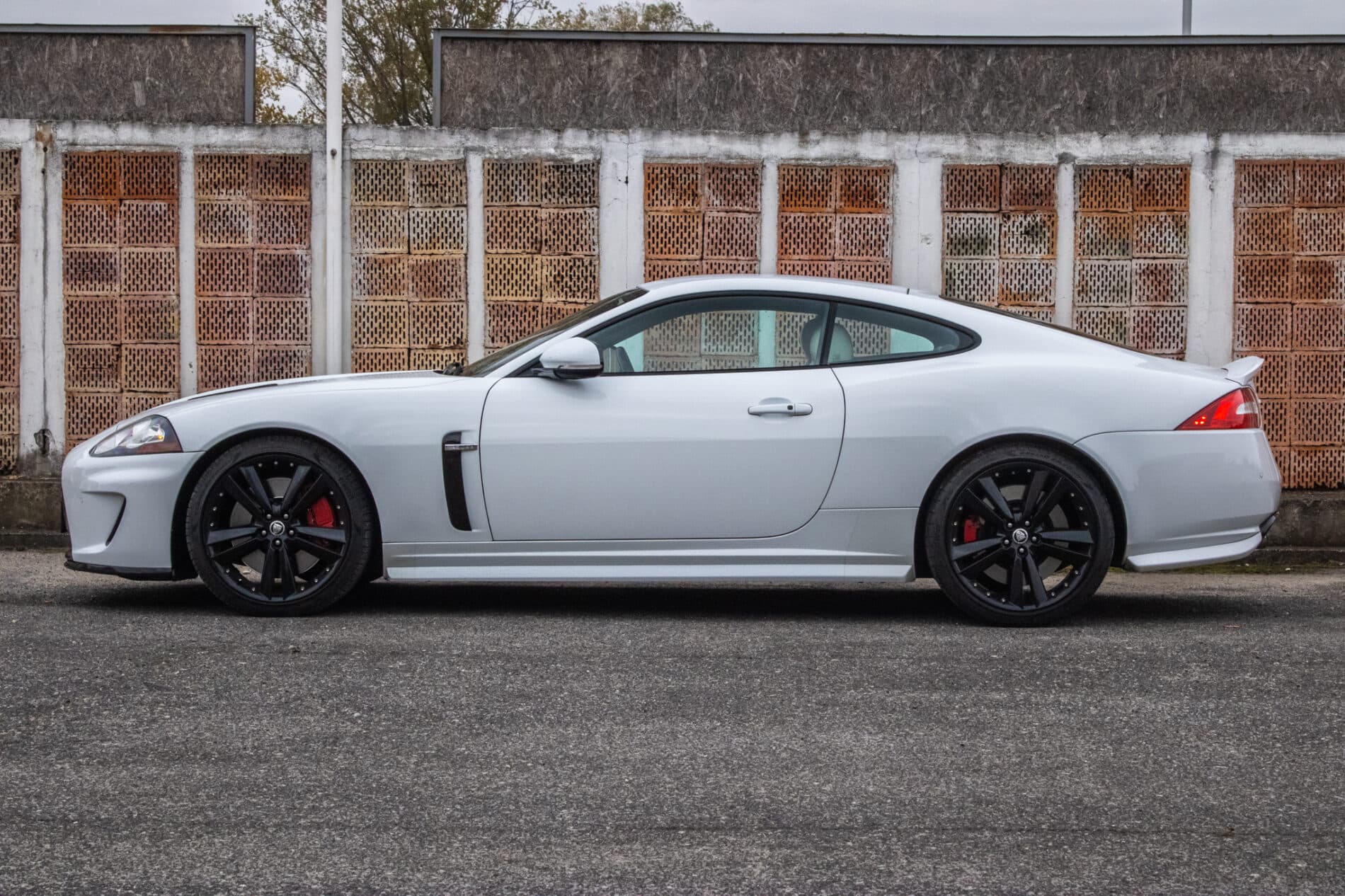 2010 Jaguar XKR, biela kupé, 126 966 km