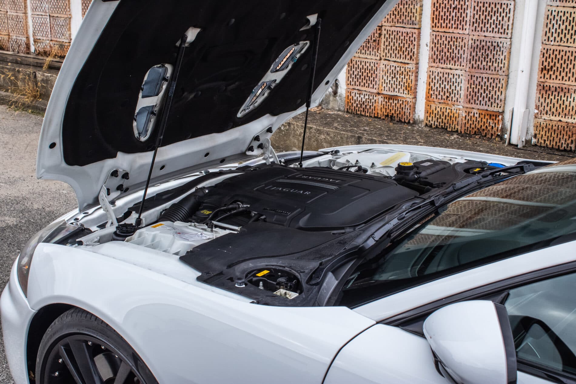 2010 Jaguar XKR, biela kupé, 126 966 km