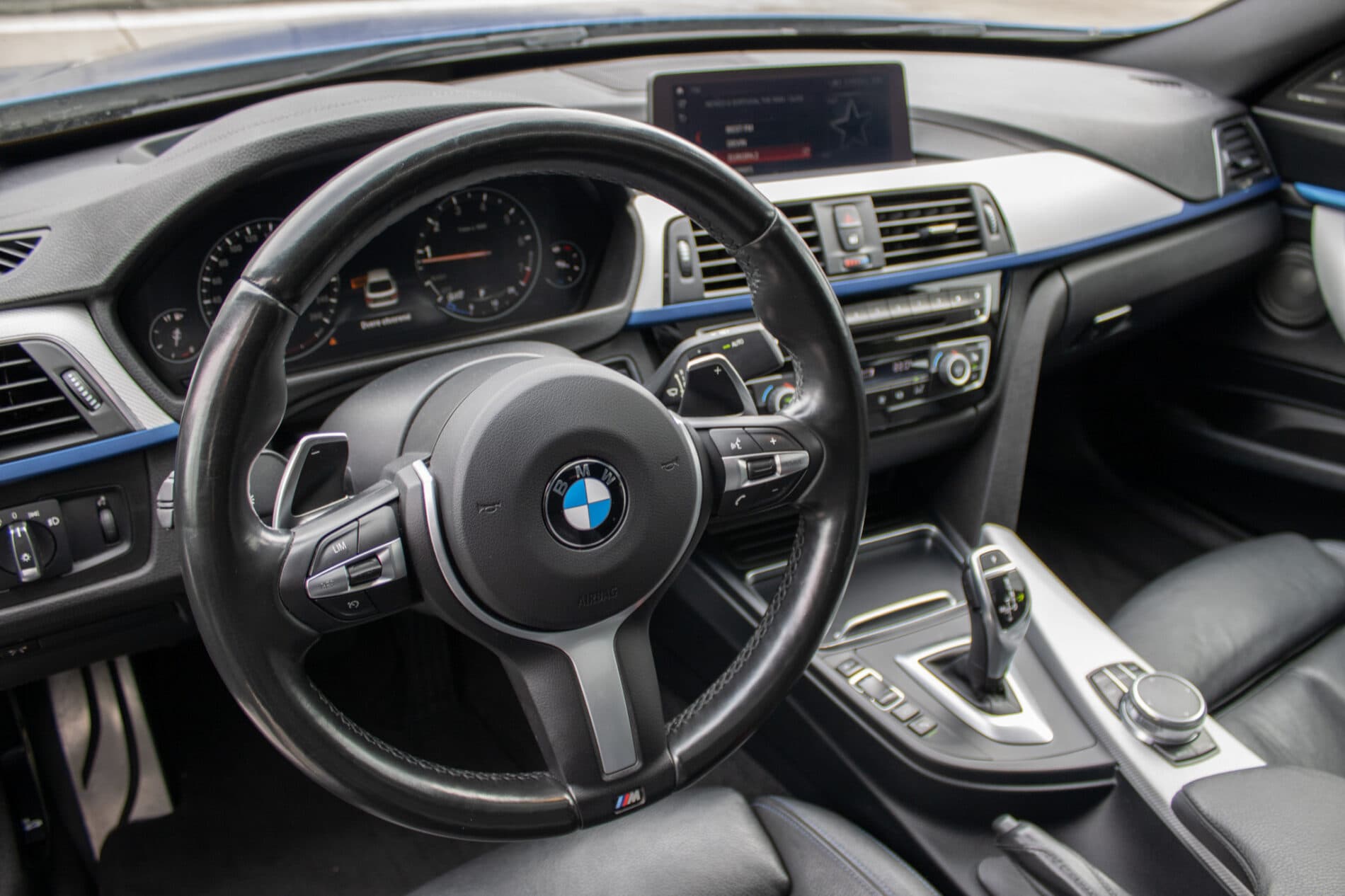 2017 BMW 330i, modrá sedan, 107 456 km