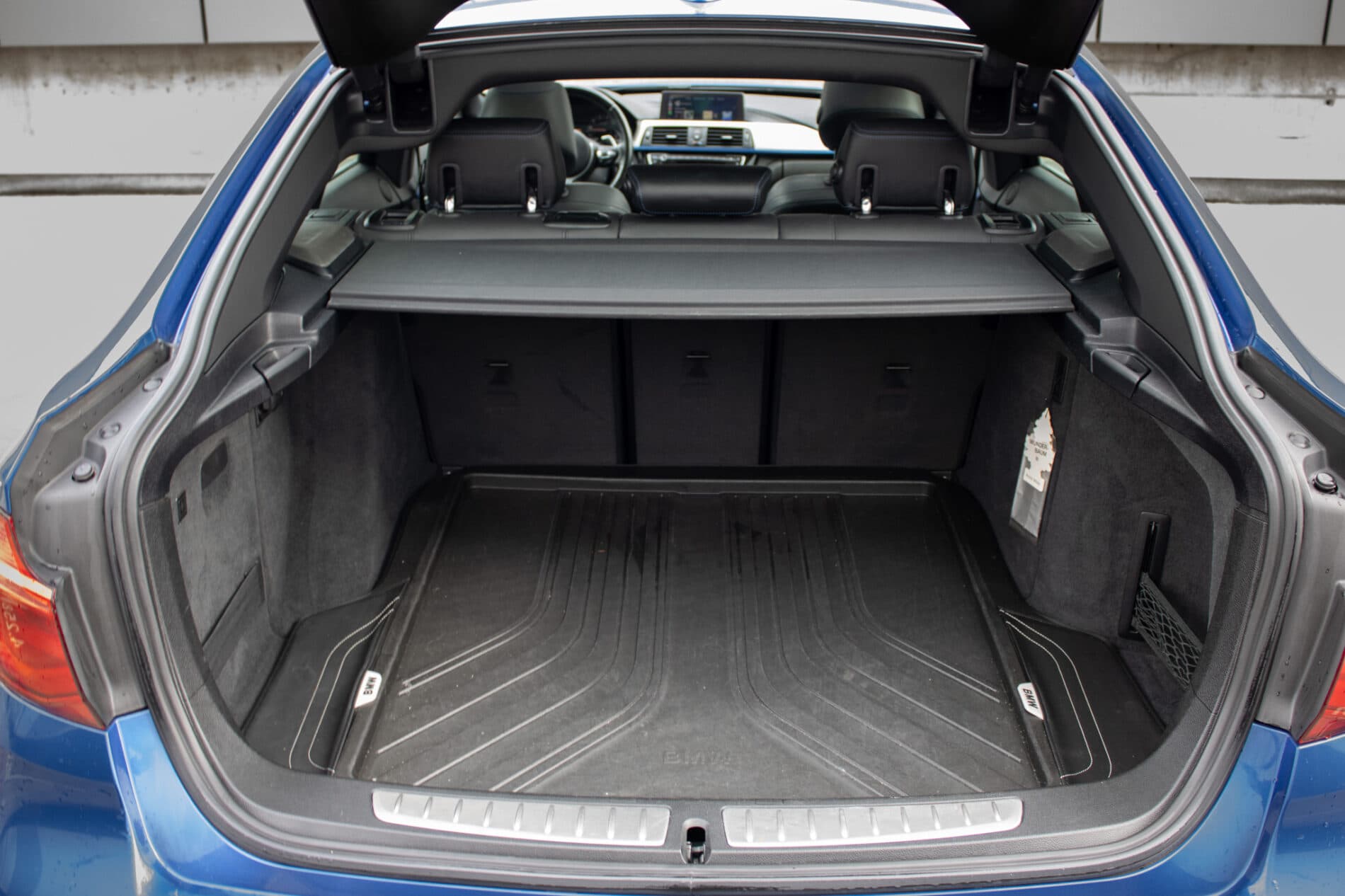 2017 BMW 330i, modrá sedan, 107 456 km