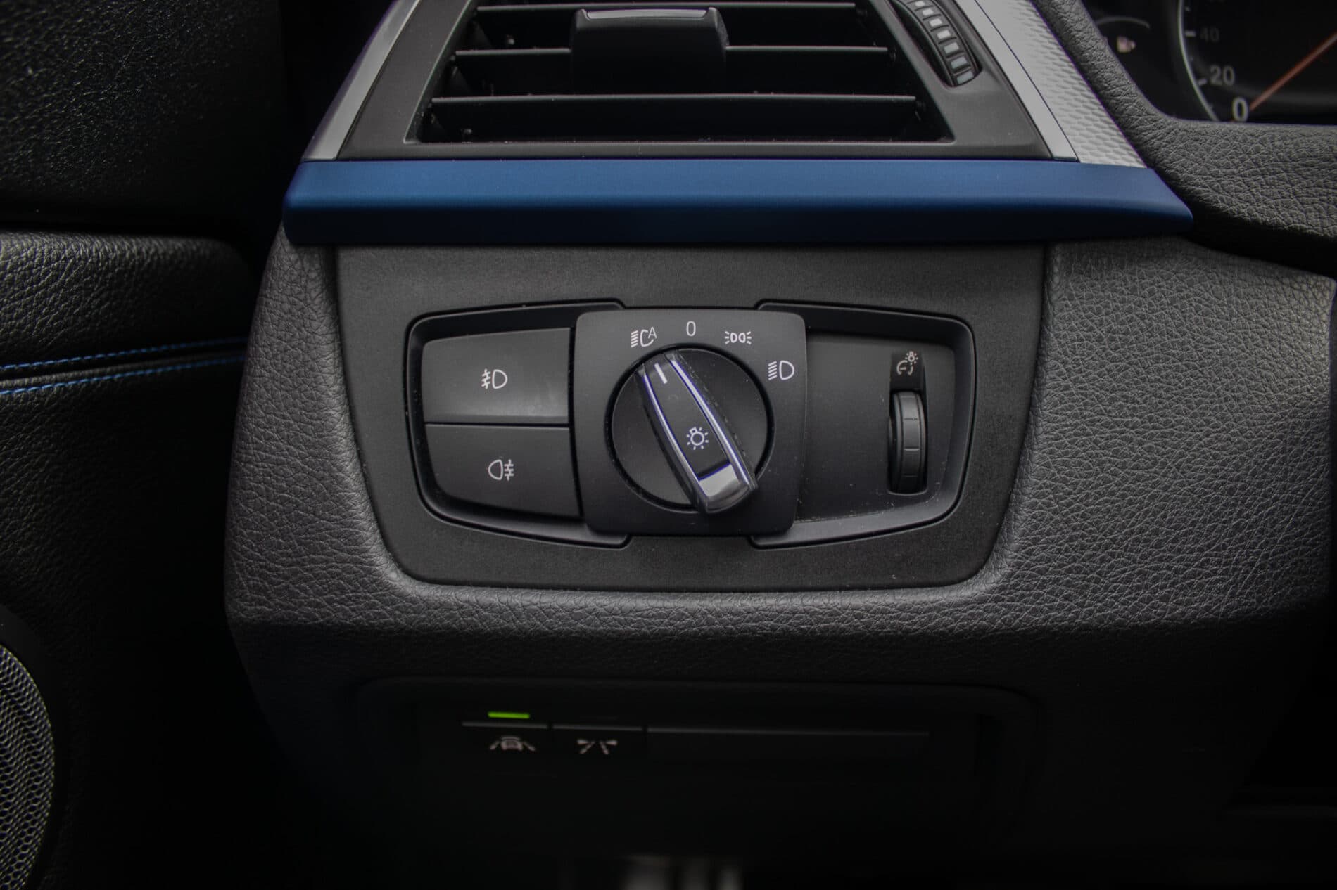 2017 BMW 330i, modrá sedan, 107 456 km