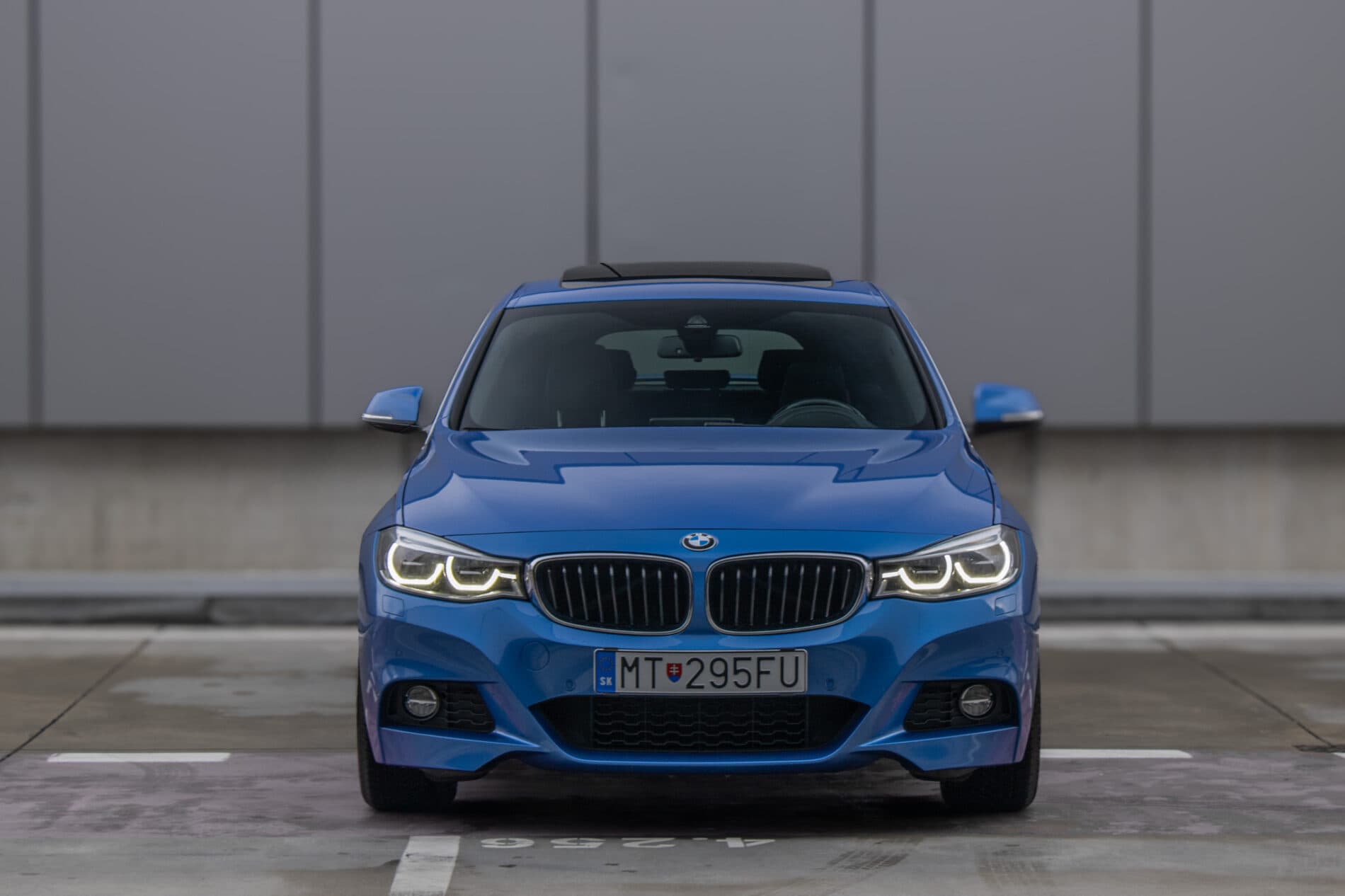 2017 BMW 330i, modrá sedan, 107 456 km