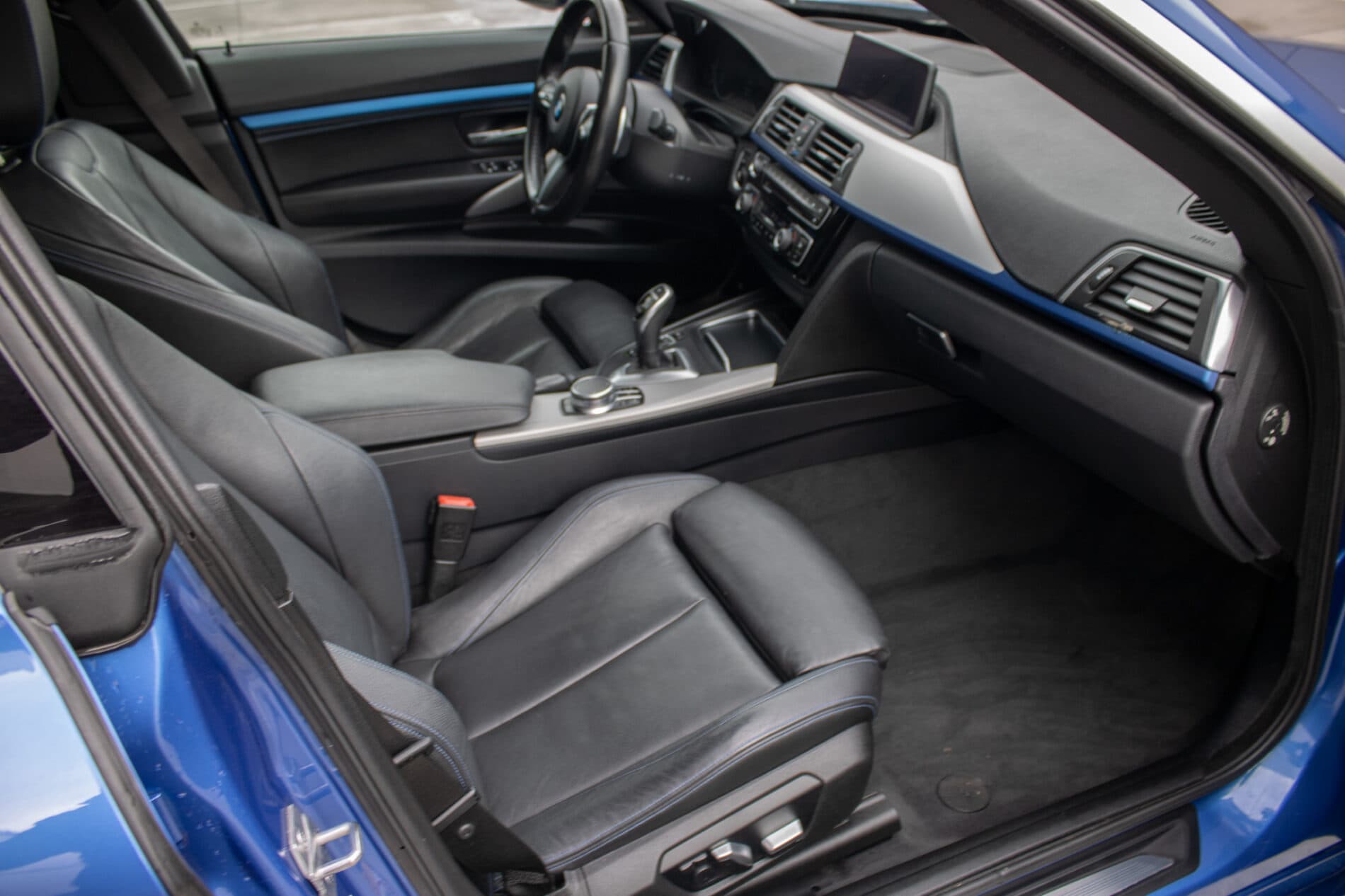 2017 BMW 330i, modrá sedan, 107 456 km