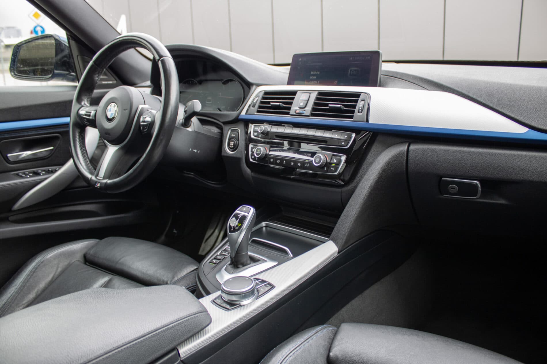 2017 BMW 330i, modrá sedan, 107 456 km